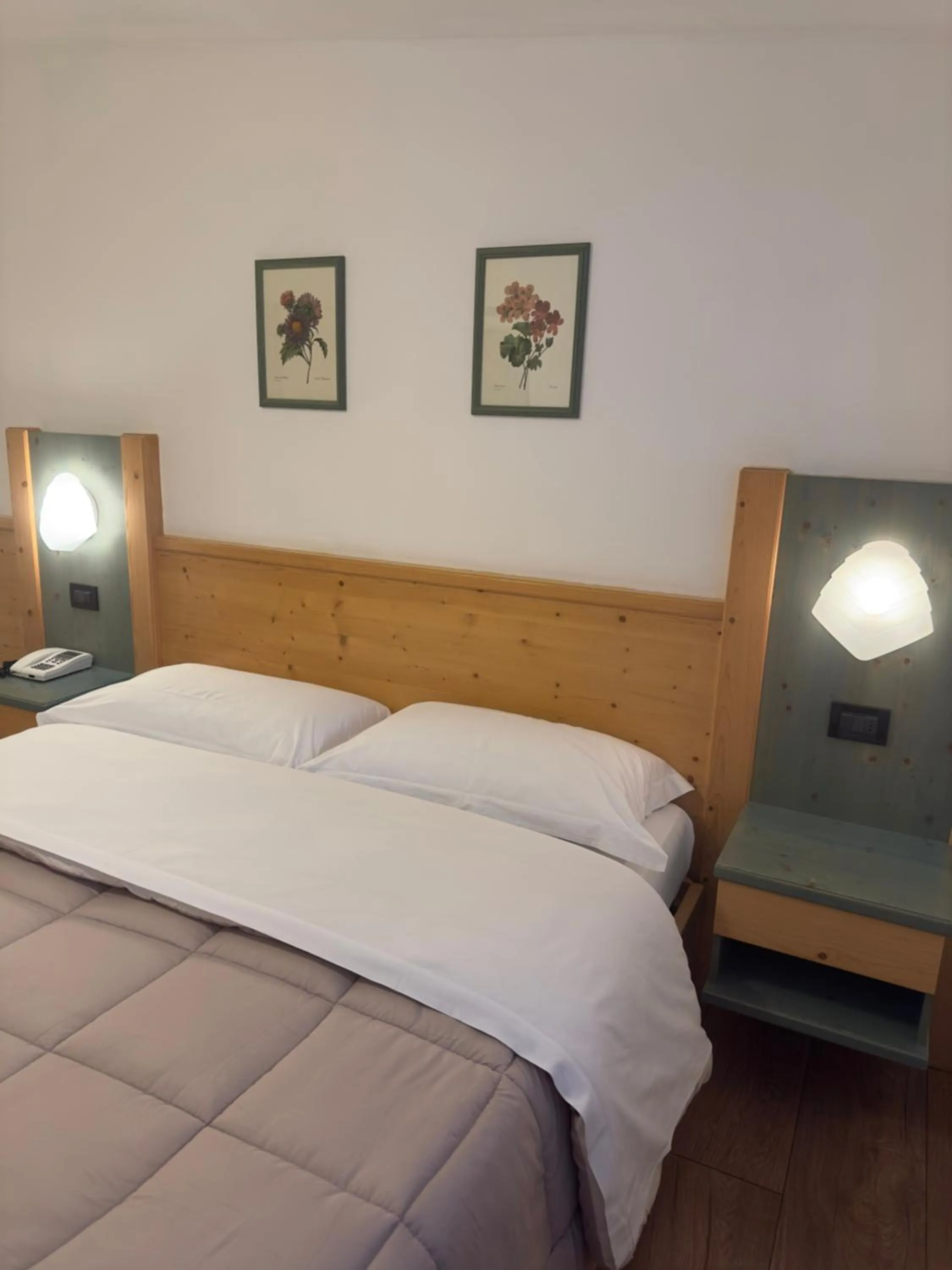 Bathroom, Bed in Hotel Zeni