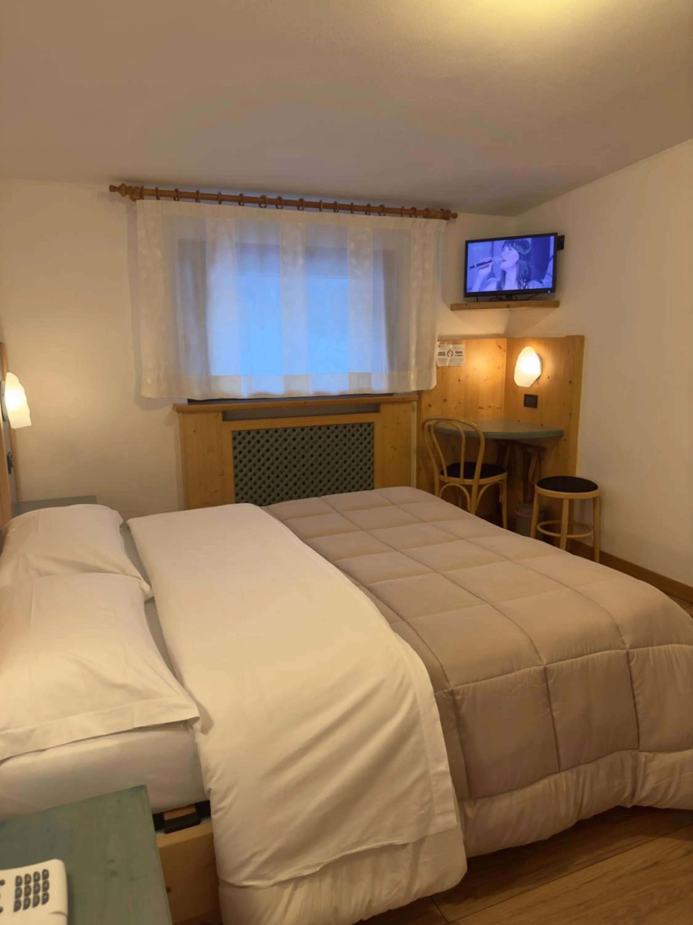 Winter, Bed in Hotel Zeni