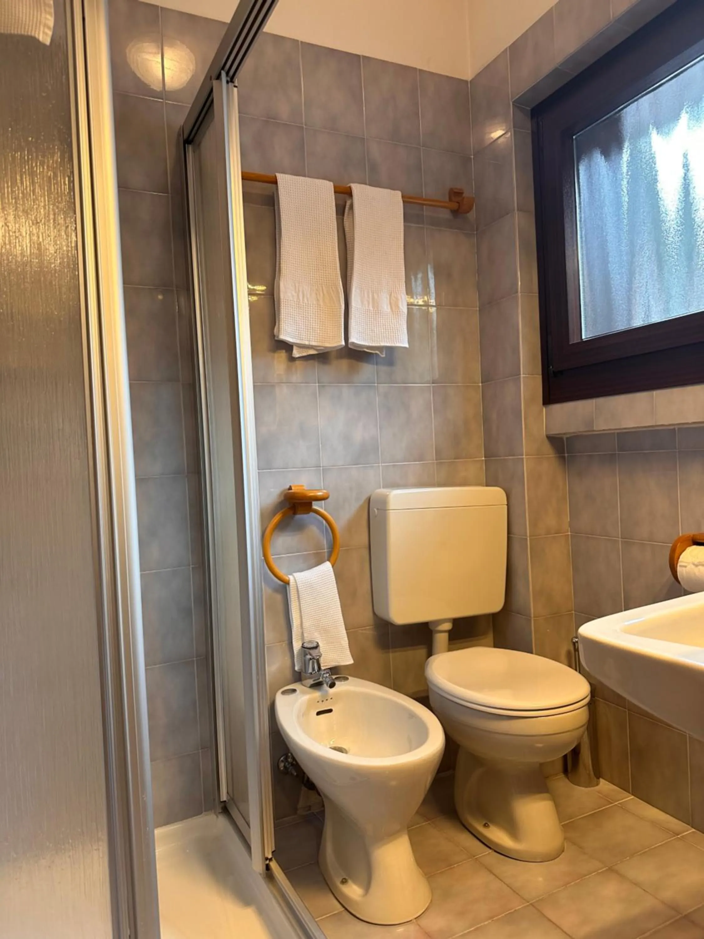 Shower in Hotel Zeni