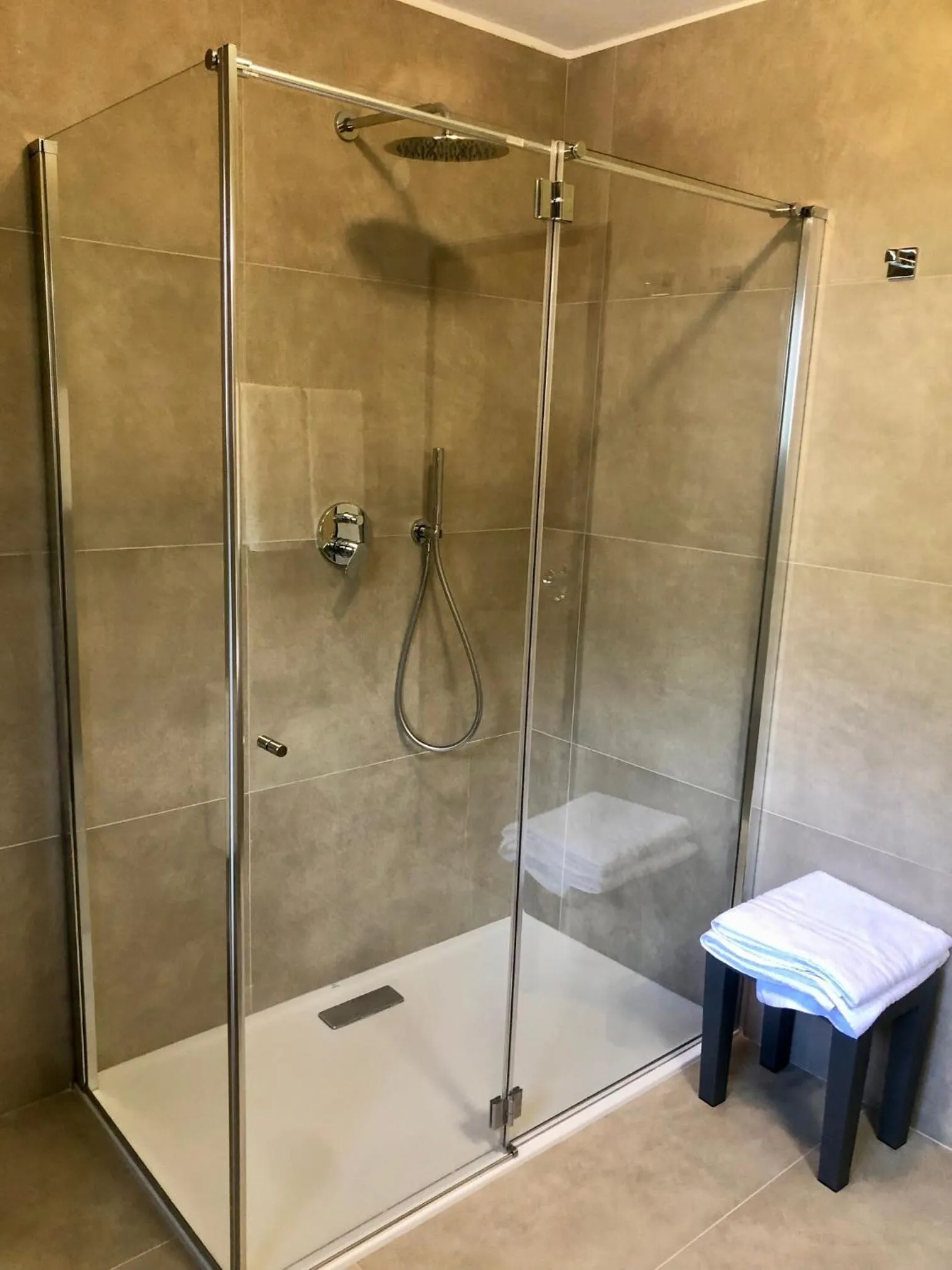 Shower in Hotel Zeni