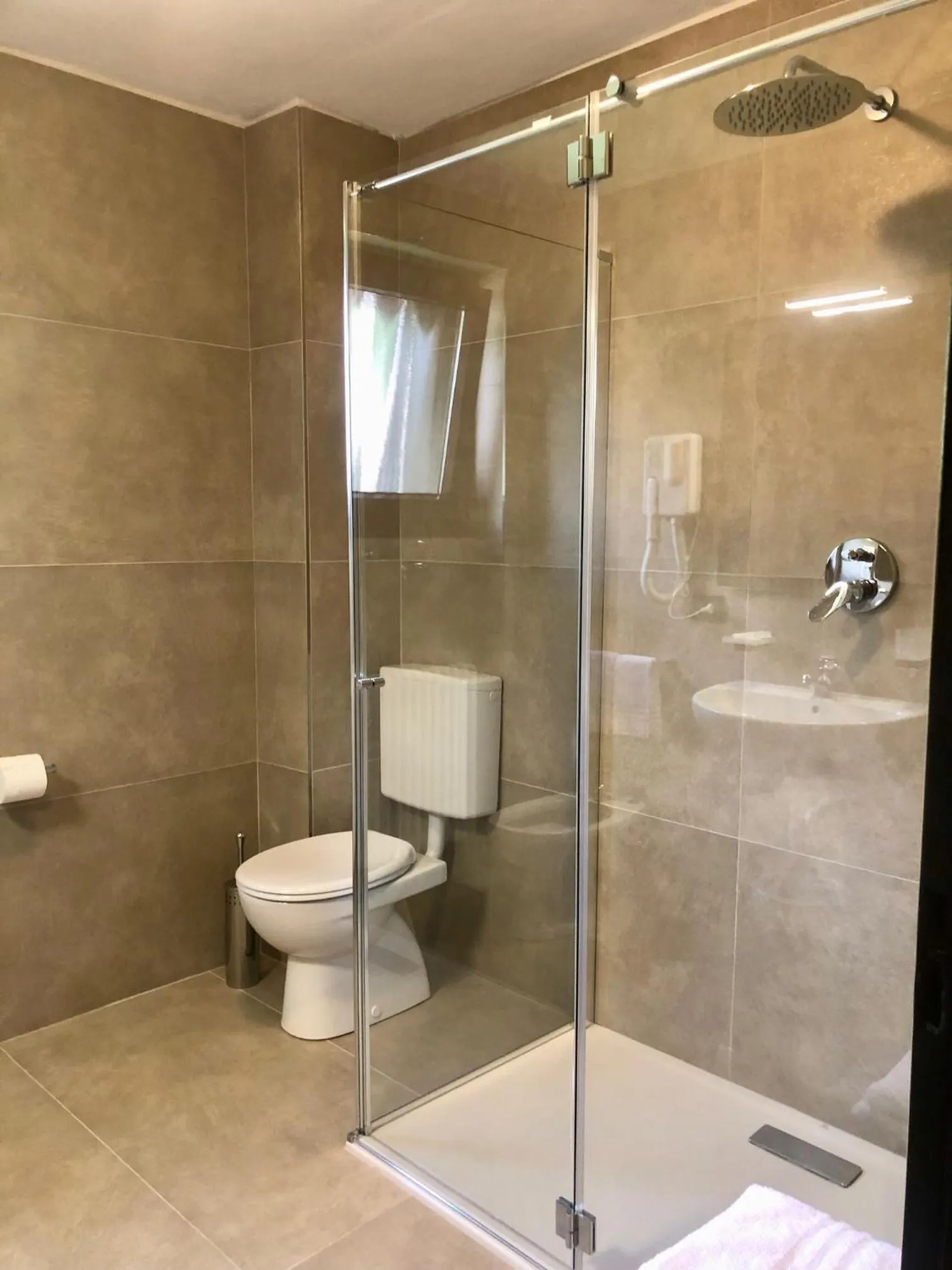 Shower in Hotel Zeni