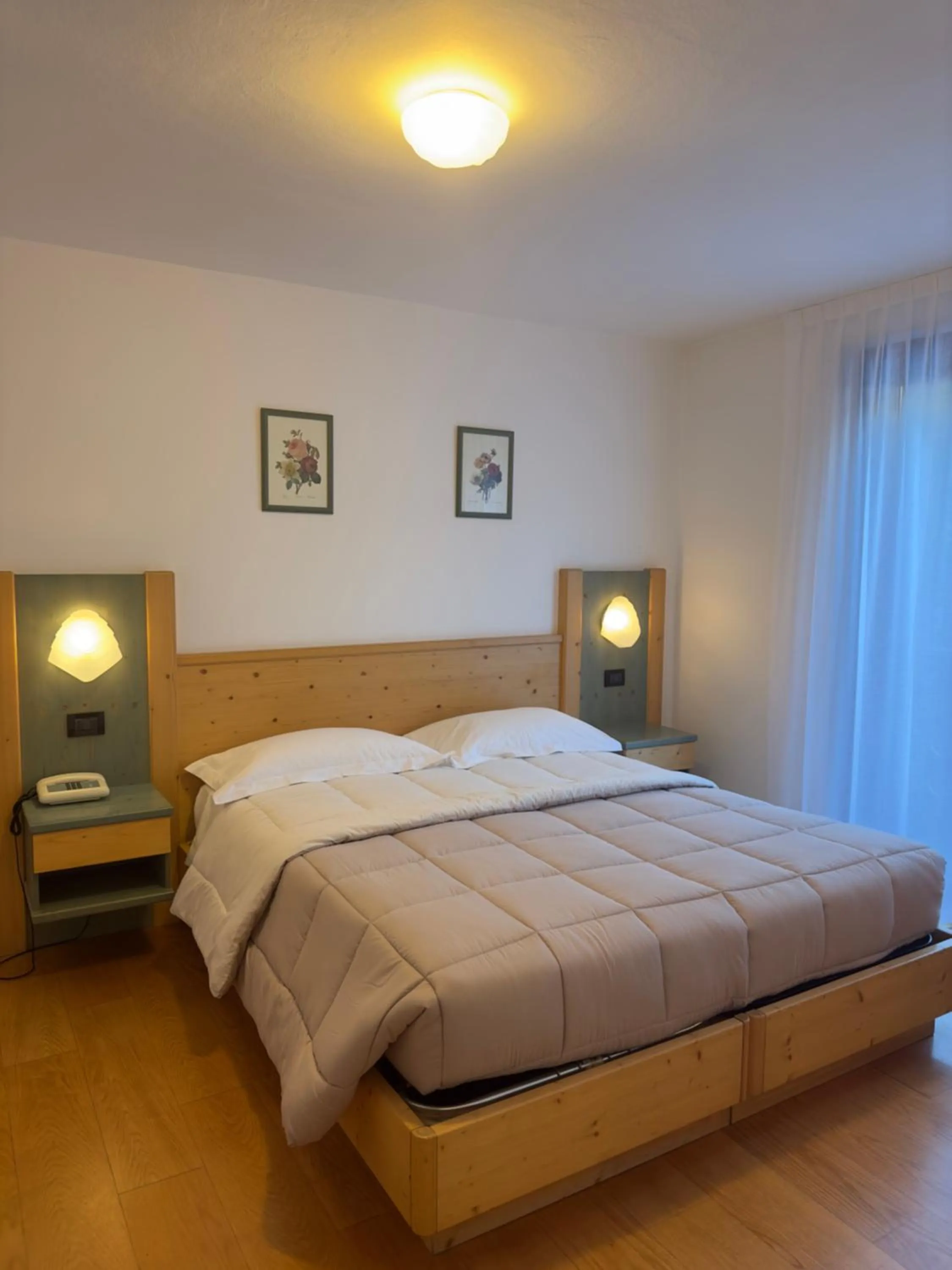 Bathroom, Bed in Hotel Zeni