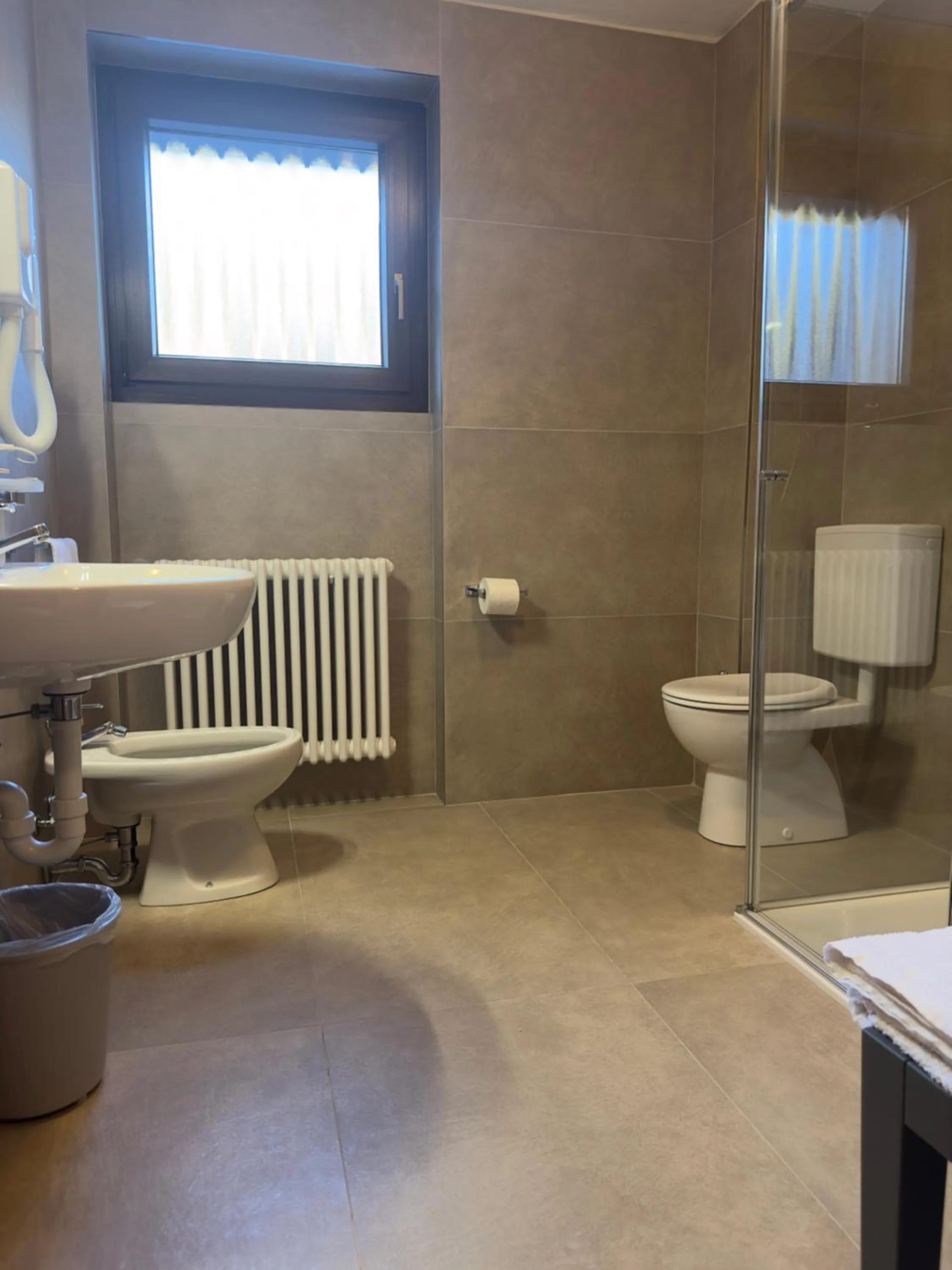 Shower in Hotel Zeni