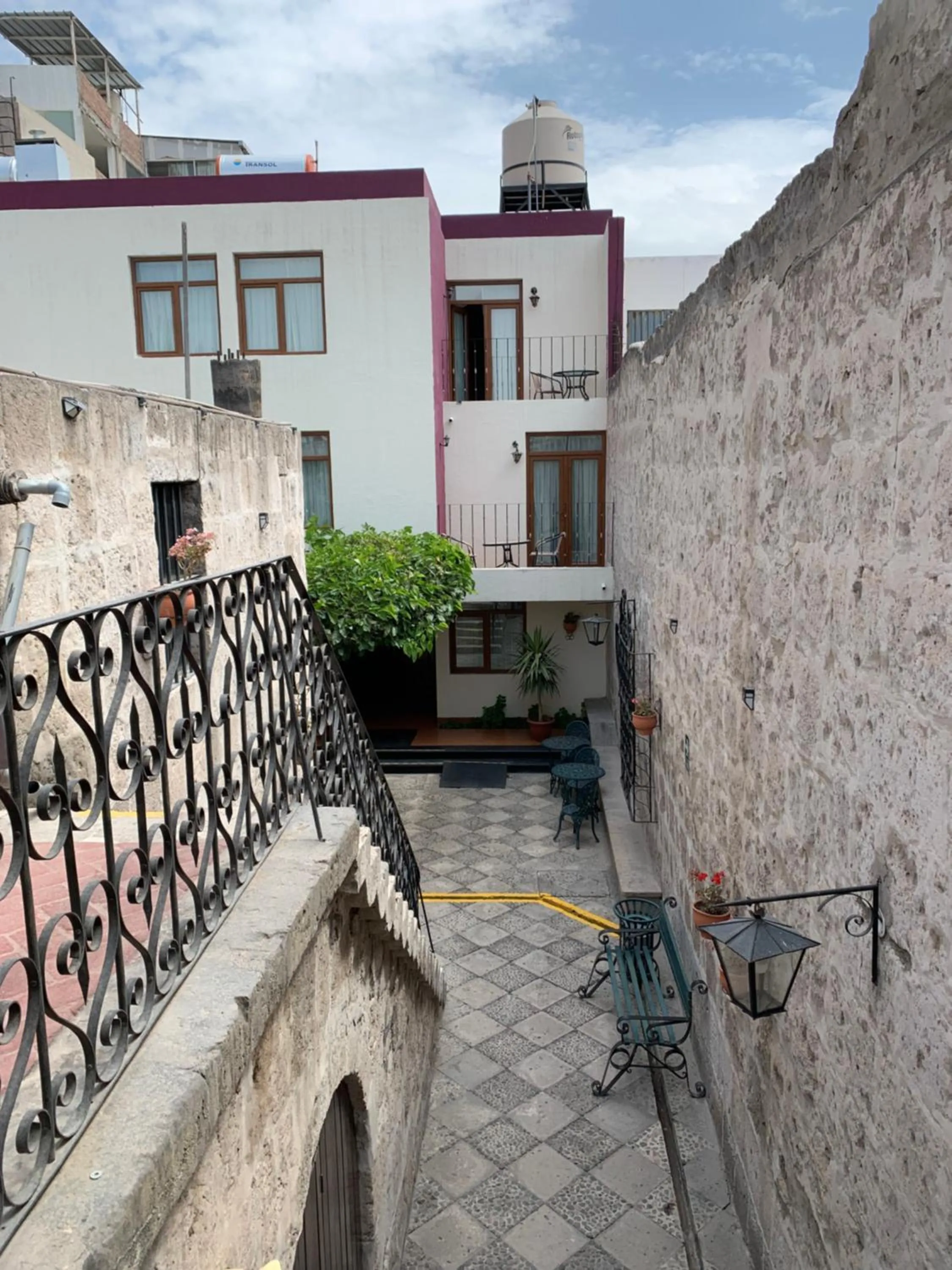 Patio in Hotel Los Tambos Colonial