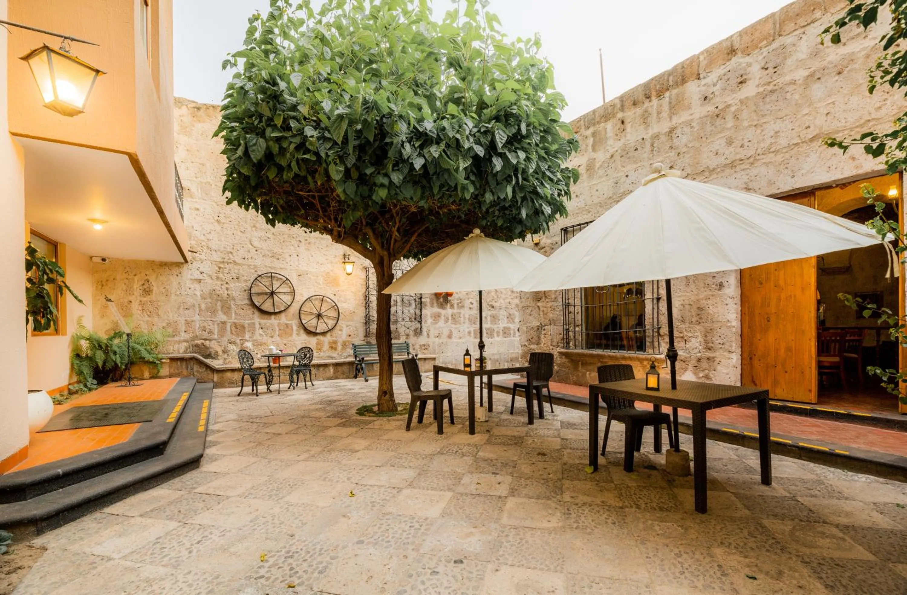 Patio in Hotel Los Tambos Colonial