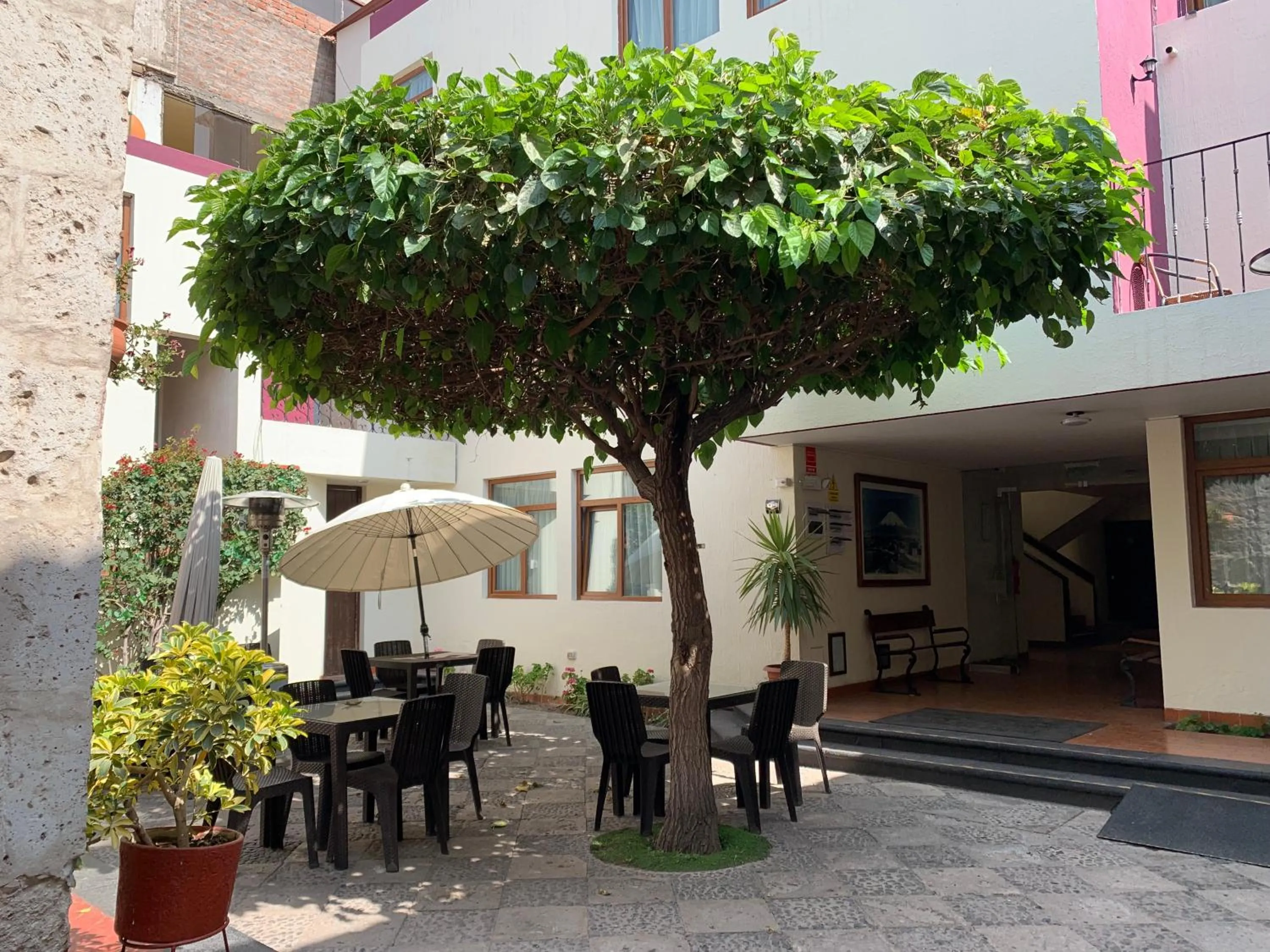Patio in Hotel Los Tambos Colonial