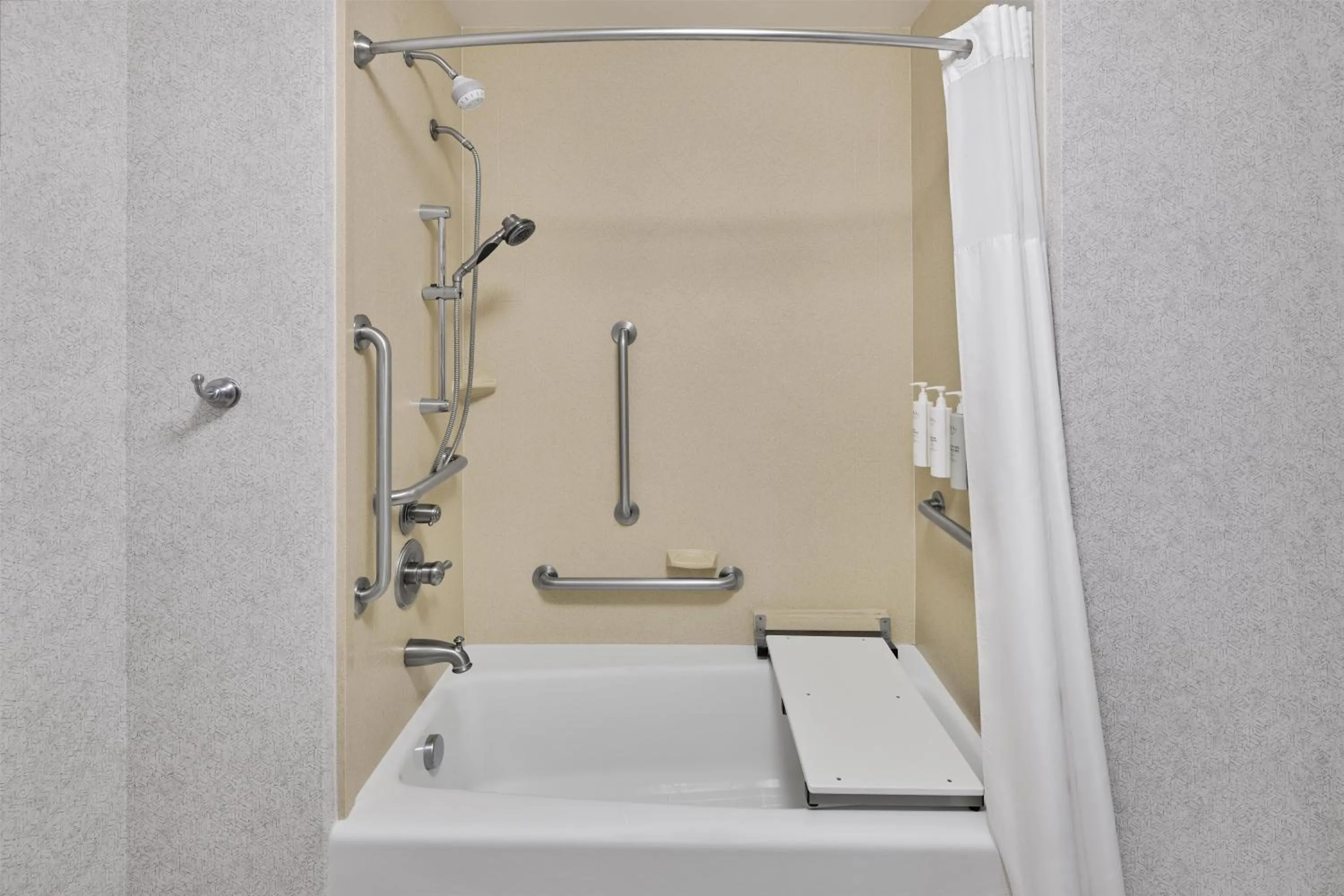 Bathroom in Hampton Inn Vernon