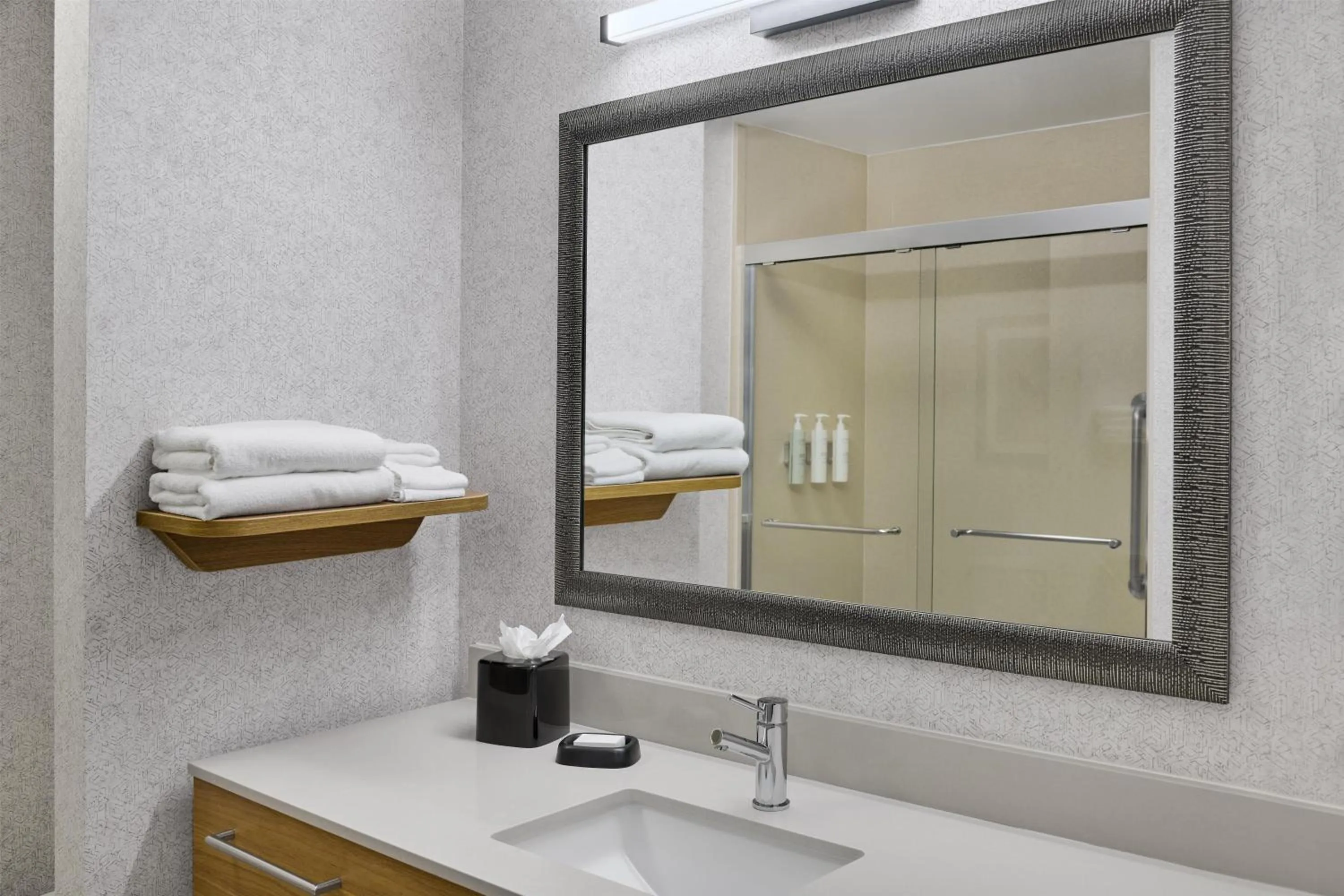 Bathroom in Hampton Inn Vernon