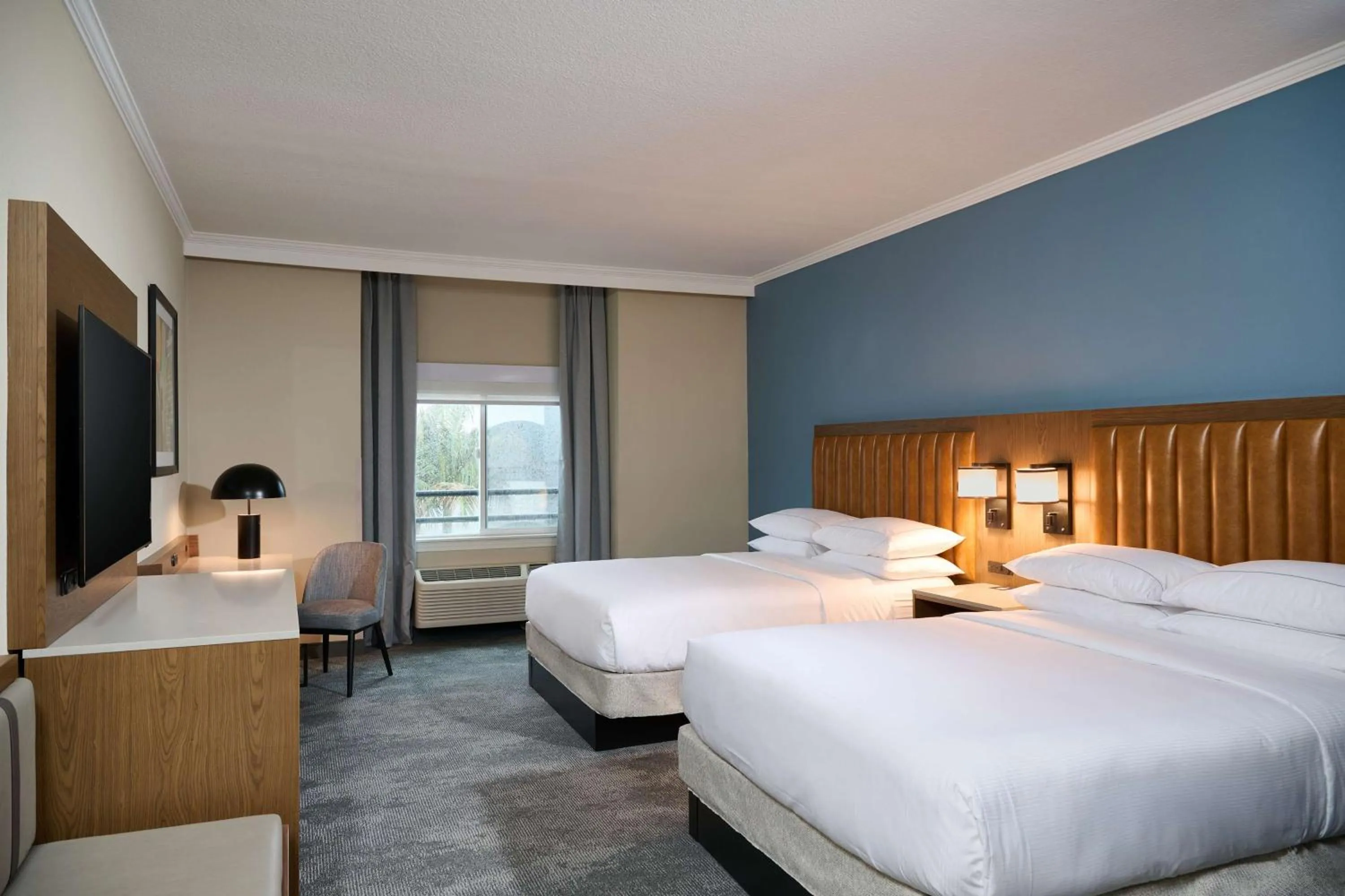 Bed in DoubleTree by Hilton Chatsworth