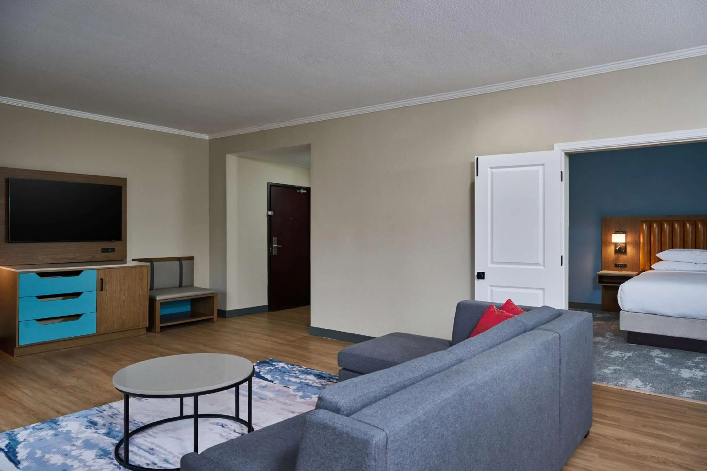 Living room, Bed in DoubleTree by Hilton Chatsworth