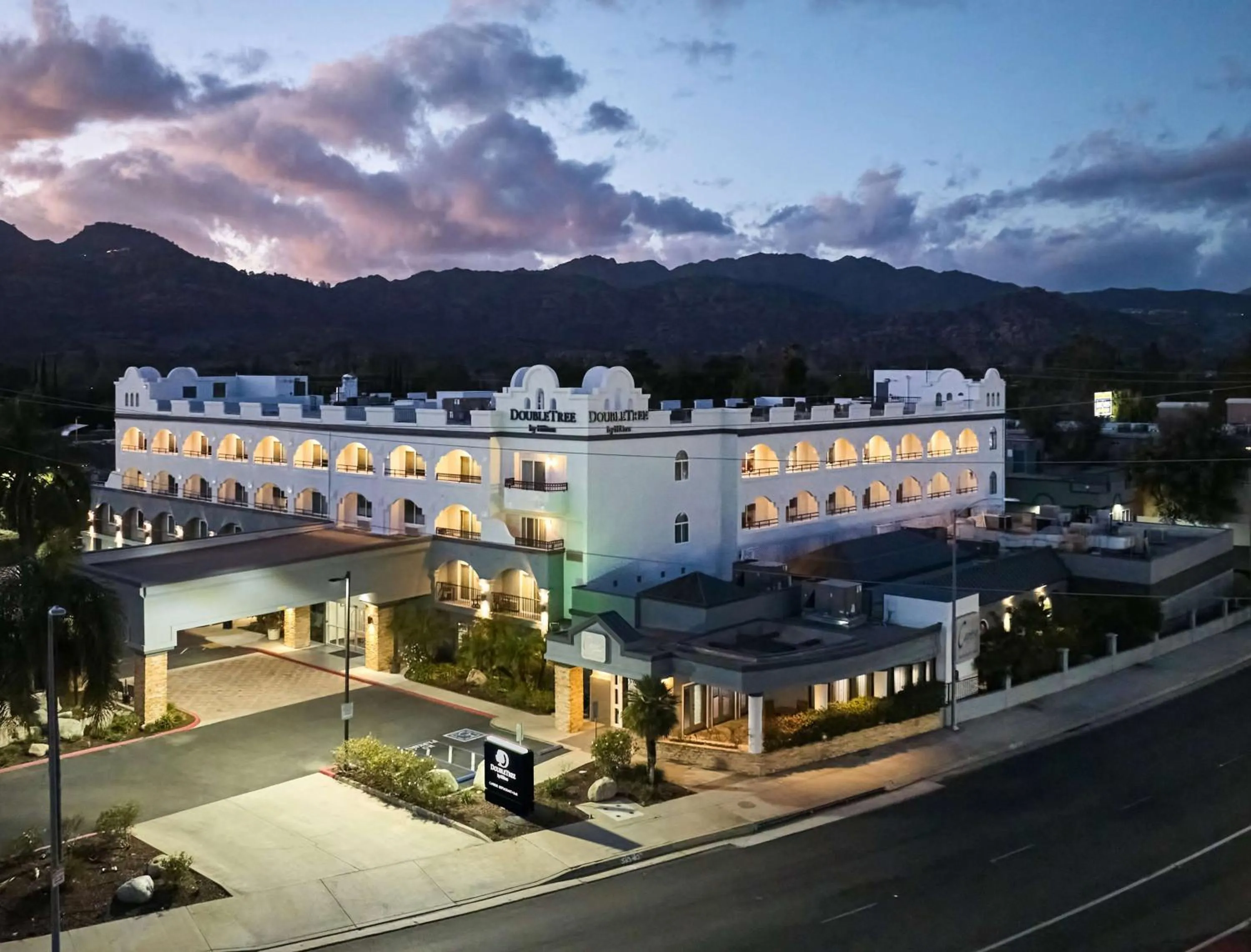 Property building in DoubleTree by Hilton Chatsworth