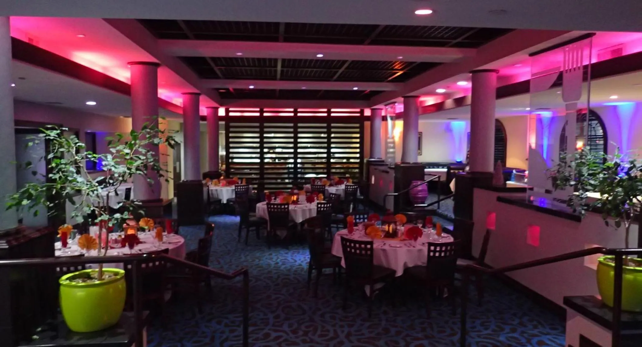 Food and drinks in DoubleTree by Hilton Chatsworth