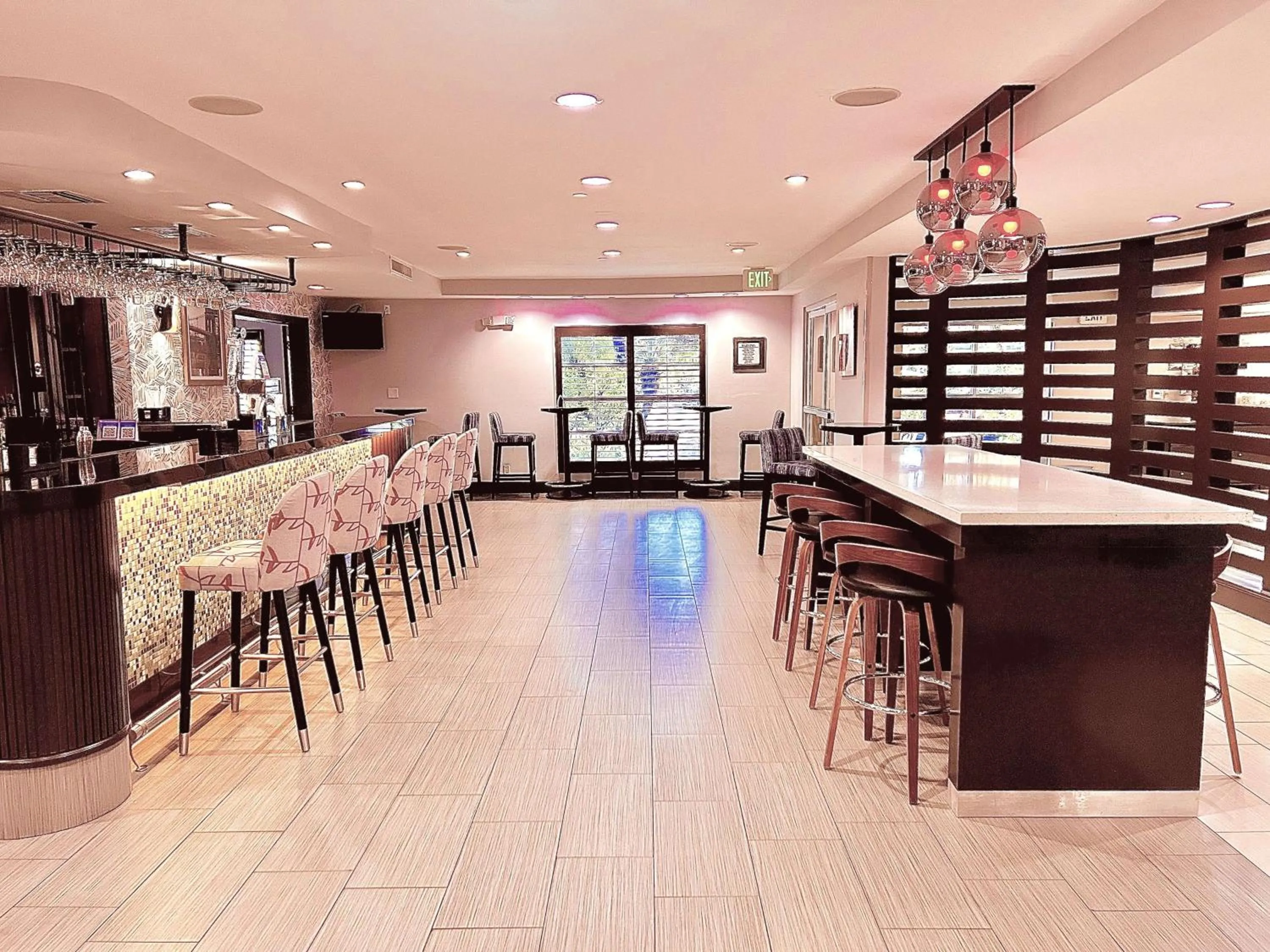 Lounge or bar in DoubleTree by Hilton Chatsworth