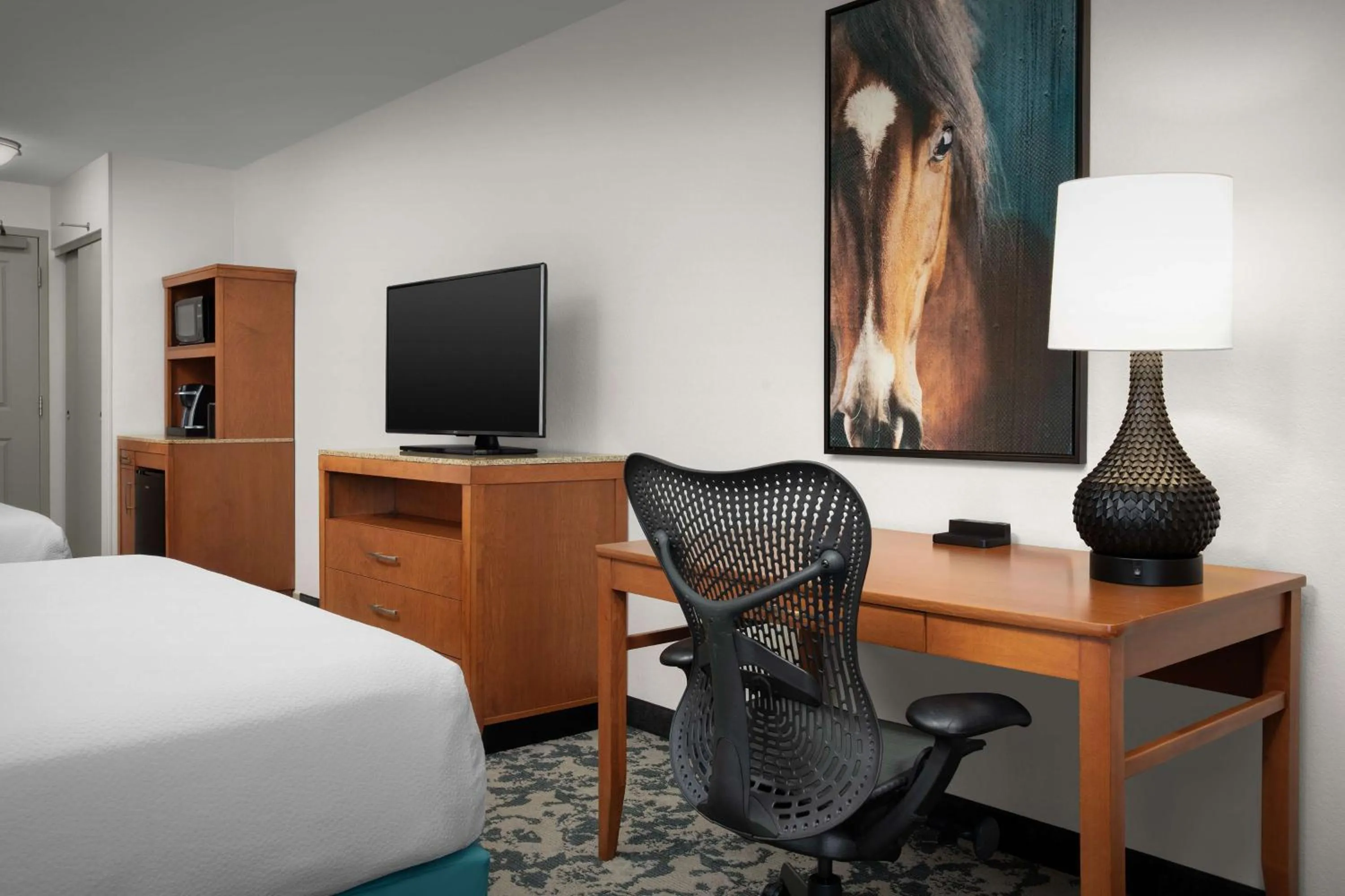 Bedroom, Bed in Hilton Garden Inn Fort Worth Medical Center
