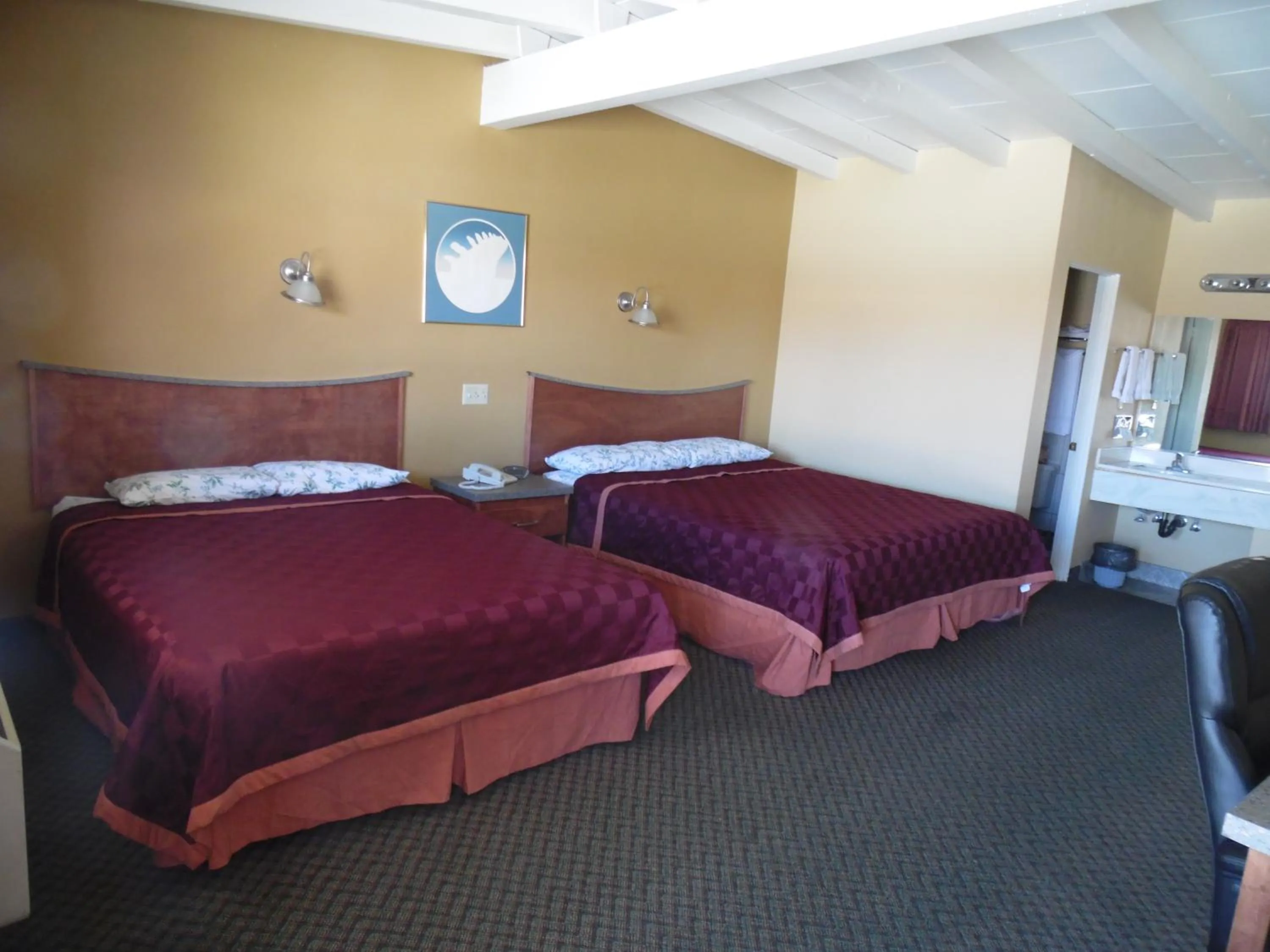 Photo of the whole room, Bed in Trails Motel
