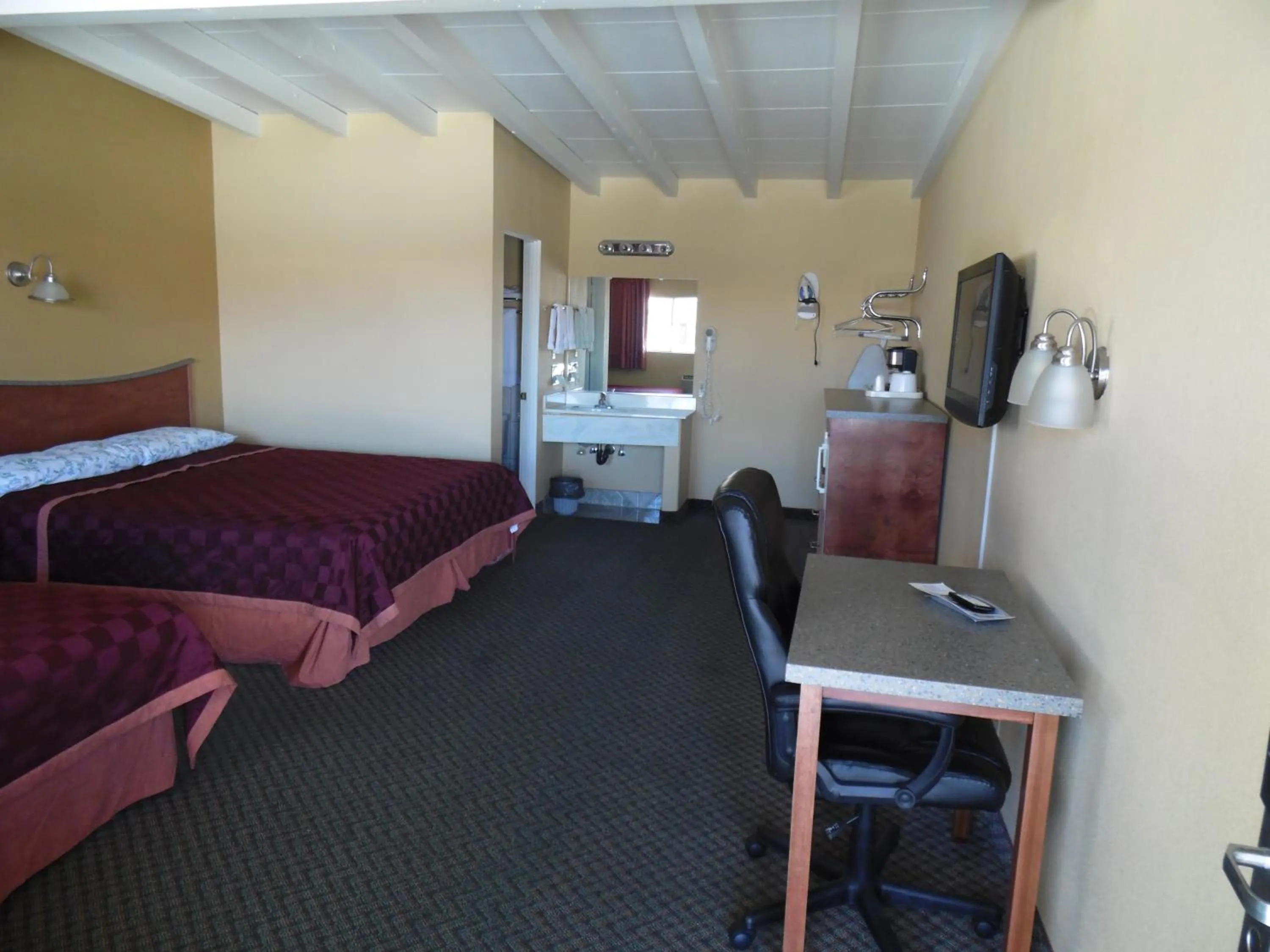 Photo of the whole room, Bed in Trails Motel