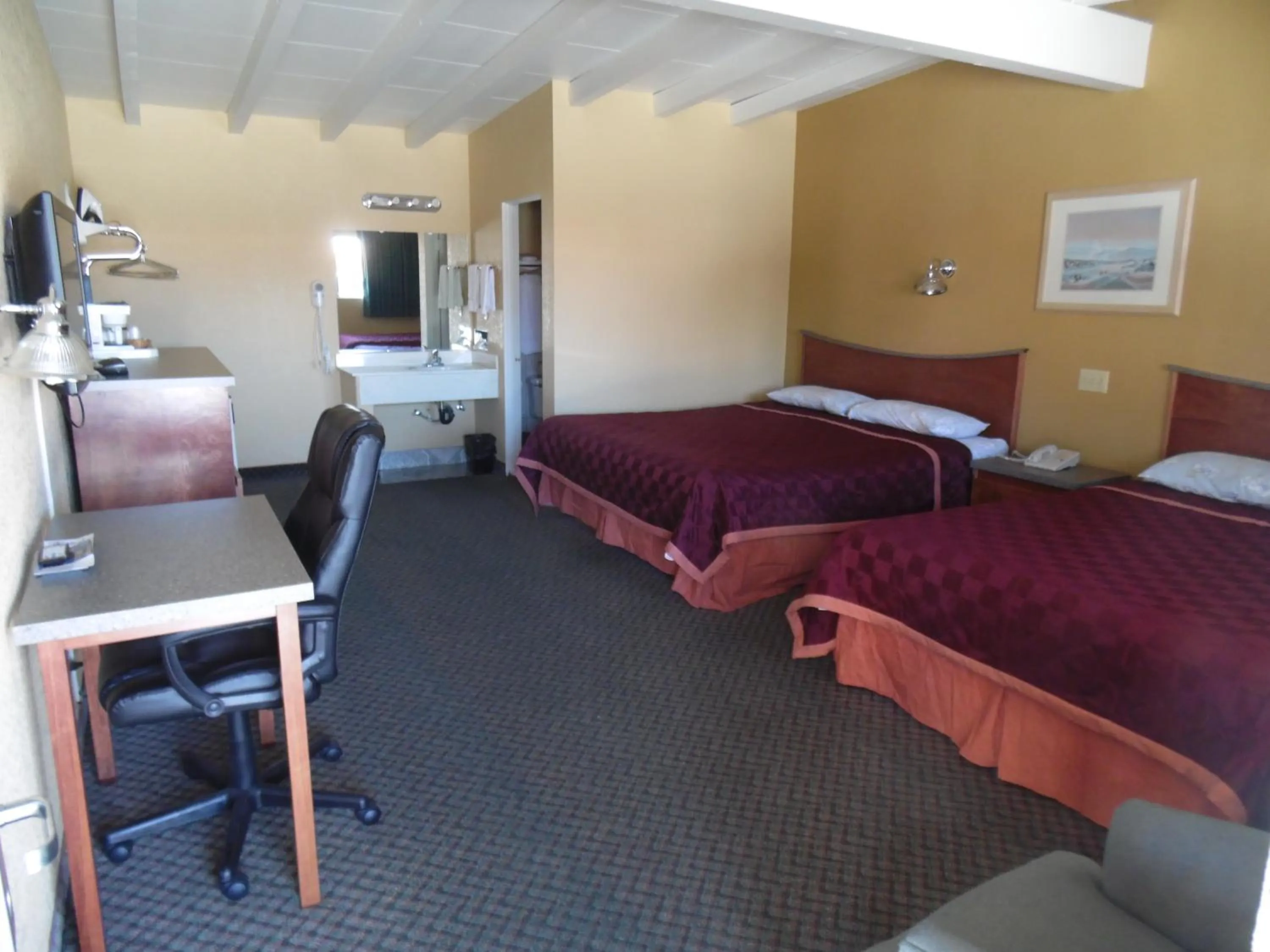 Photo of the whole room, Bed in Trails Motel