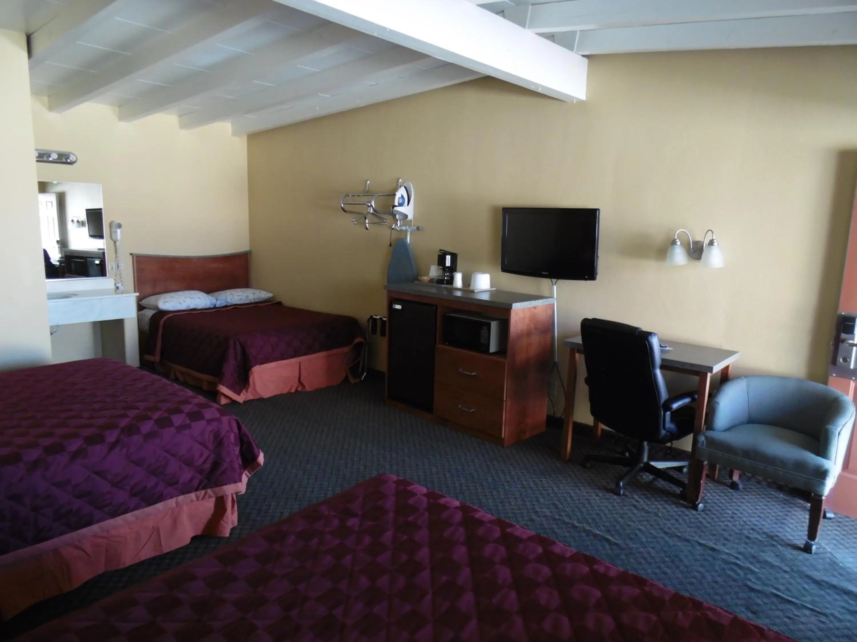 Photo of the whole room, Bed in Trails Motel