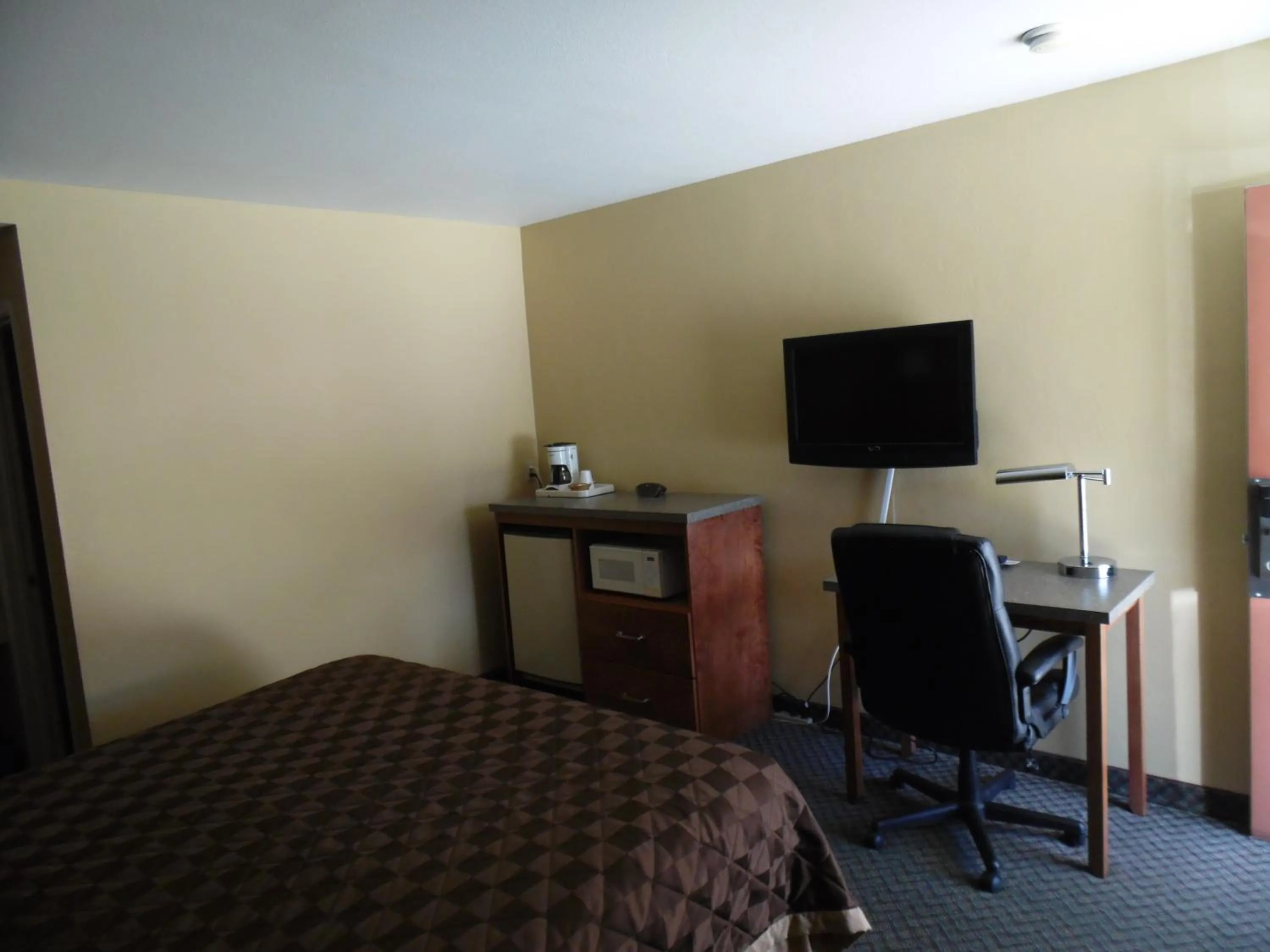 Photo of the whole room, Bed in Trails Motel
