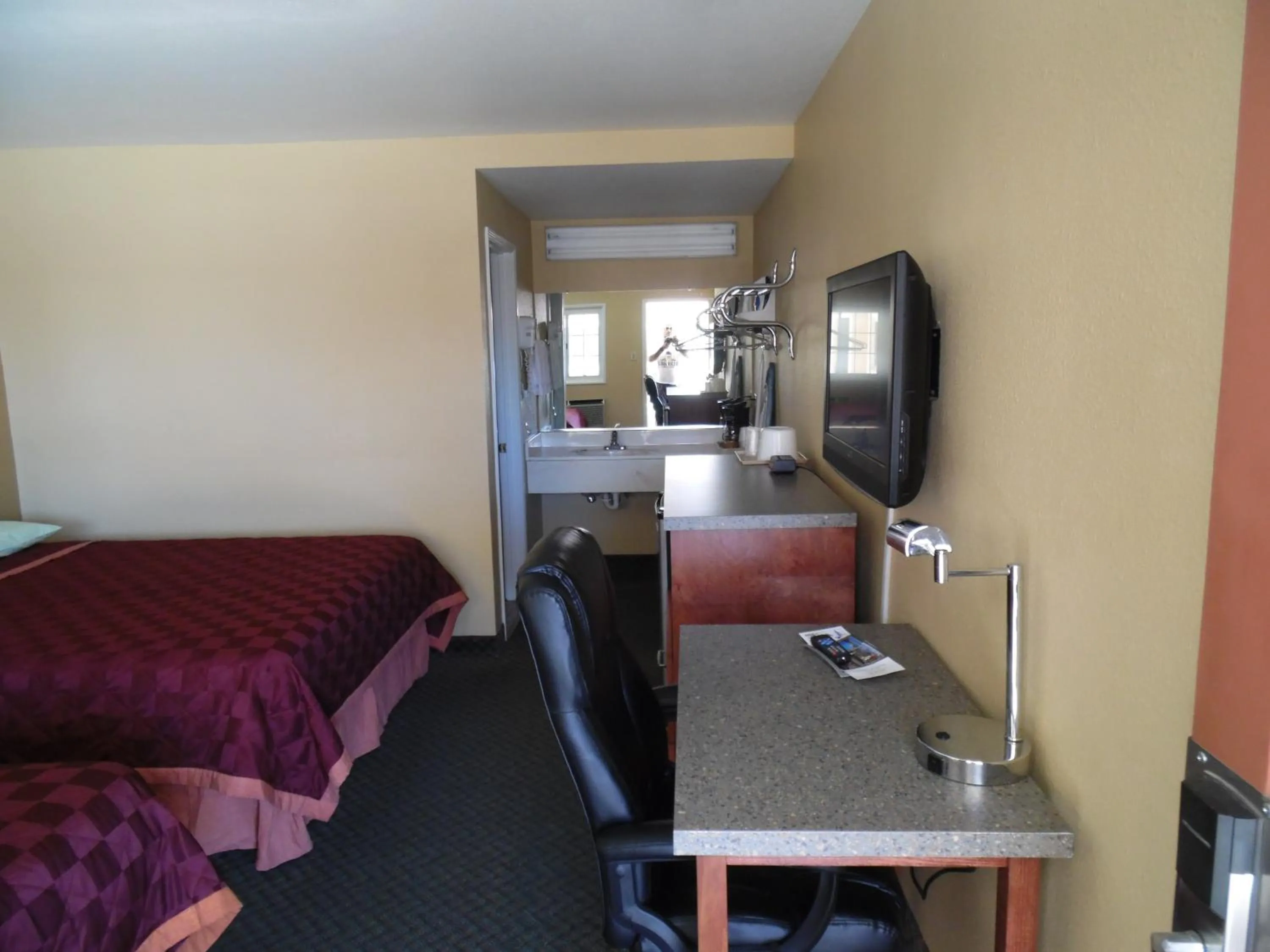 Photo of the whole room, Bed in Trails Motel