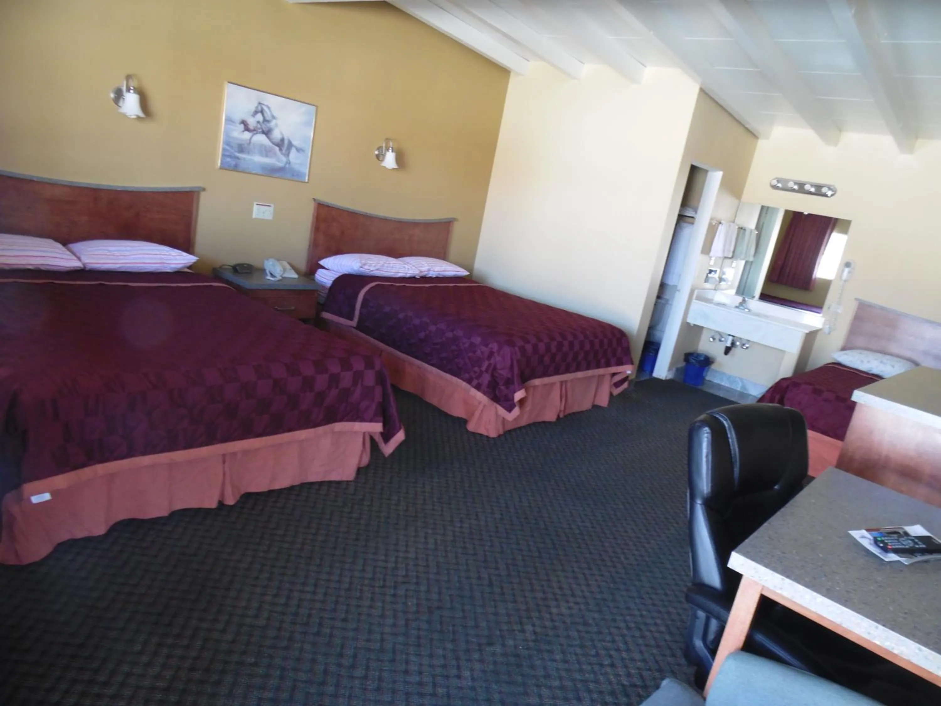 Photo of the whole room, Bed in Trails Motel
