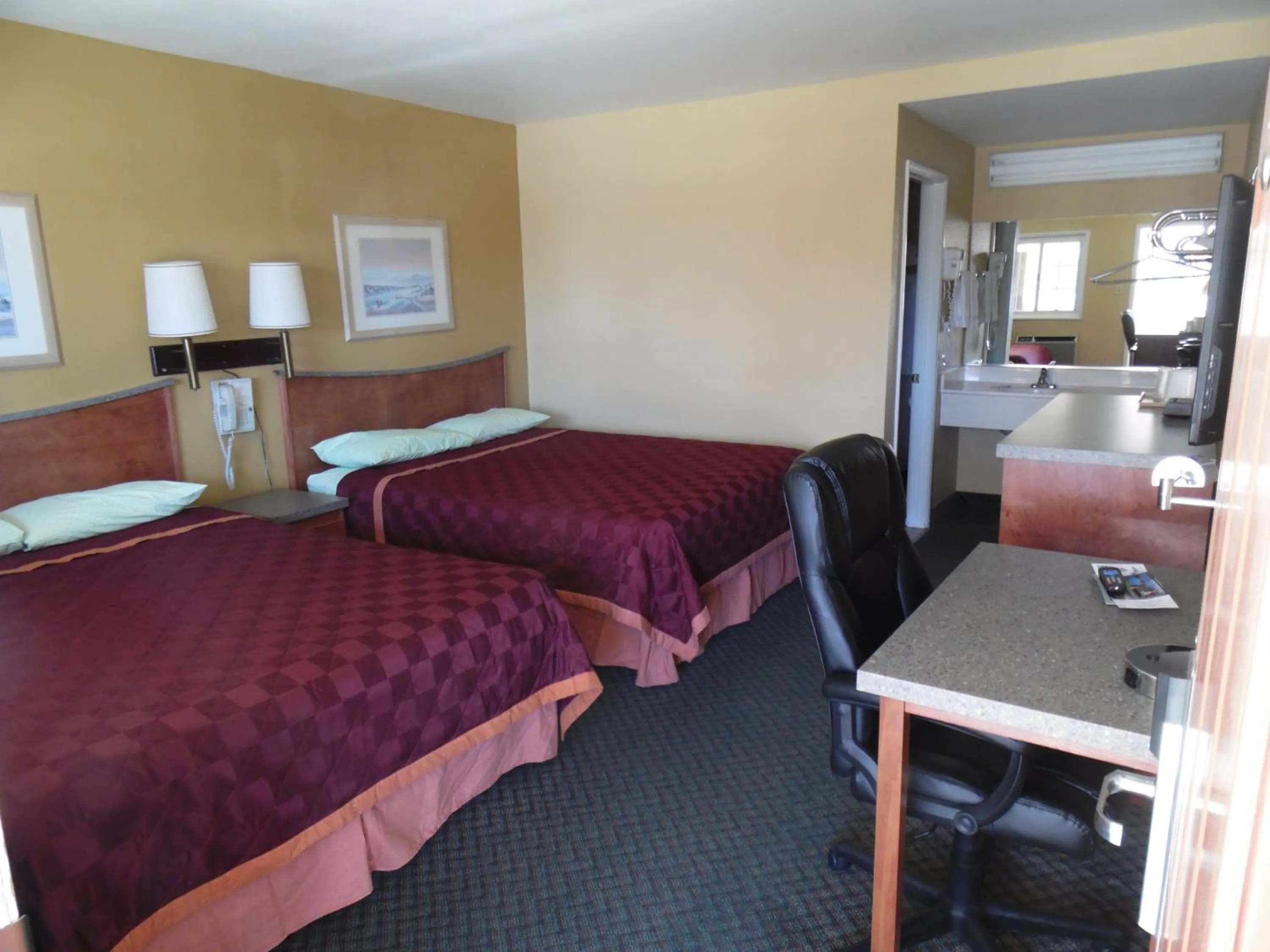 Photo of the whole room, Bed in Trails Motel