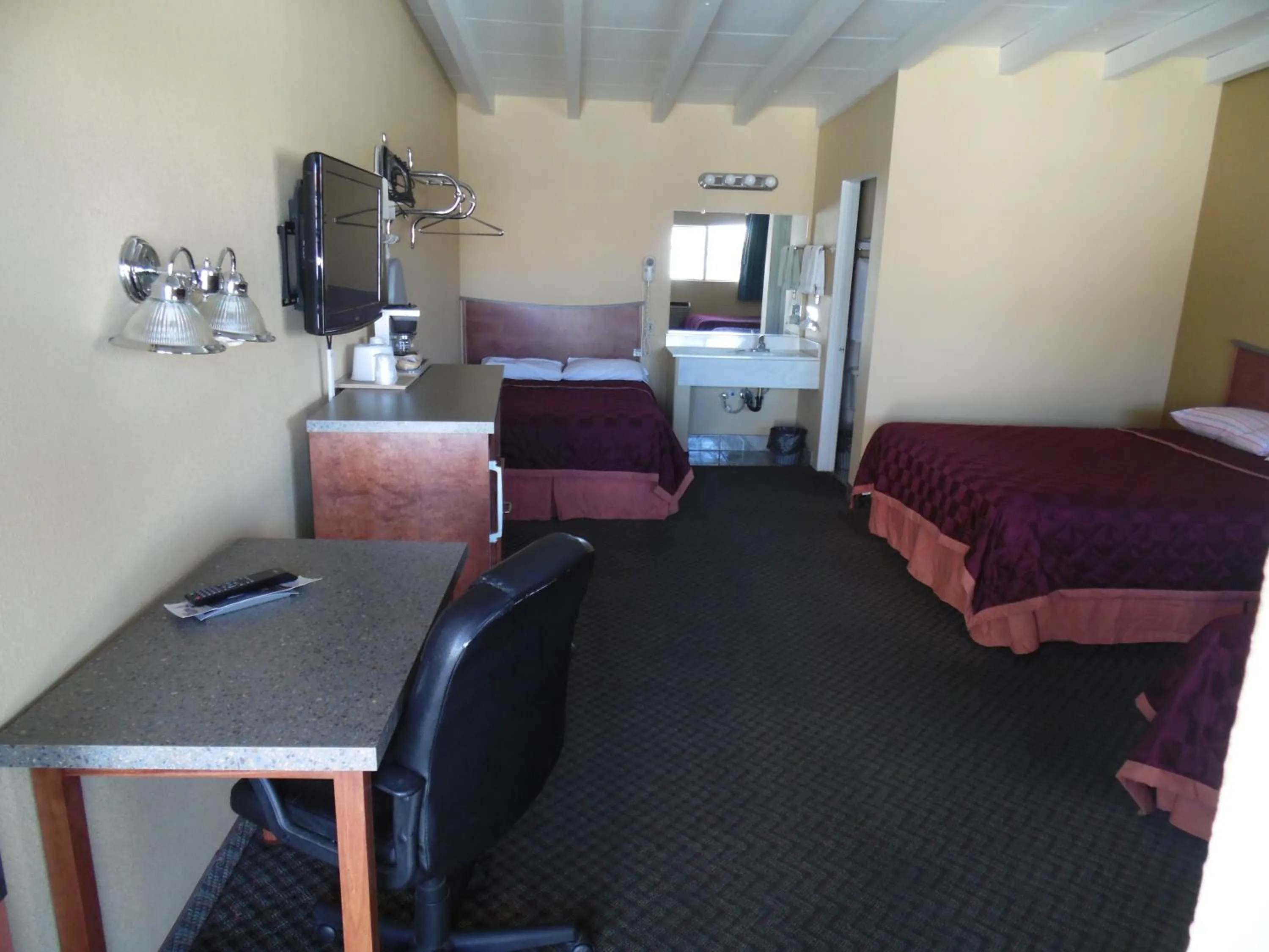 Photo of the whole room, Bed in Trails Motel