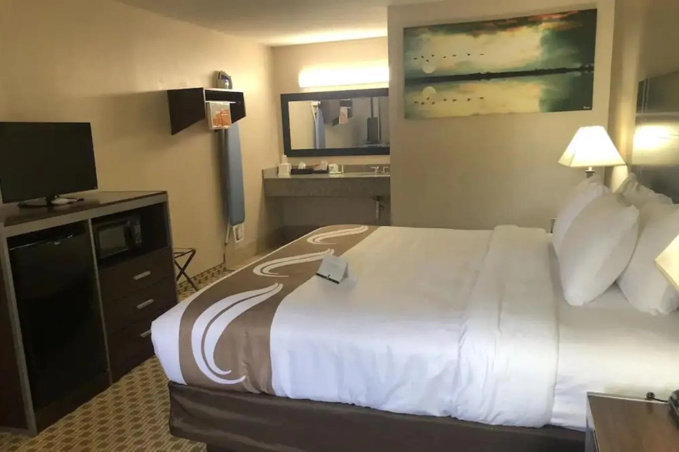 Bed in Quality Inn Madisonville
