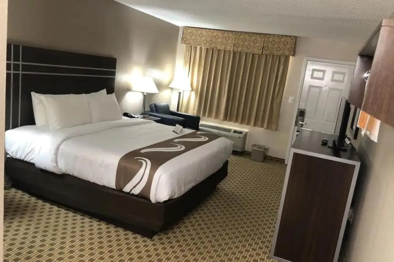 Bed in Quality Inn Madisonville