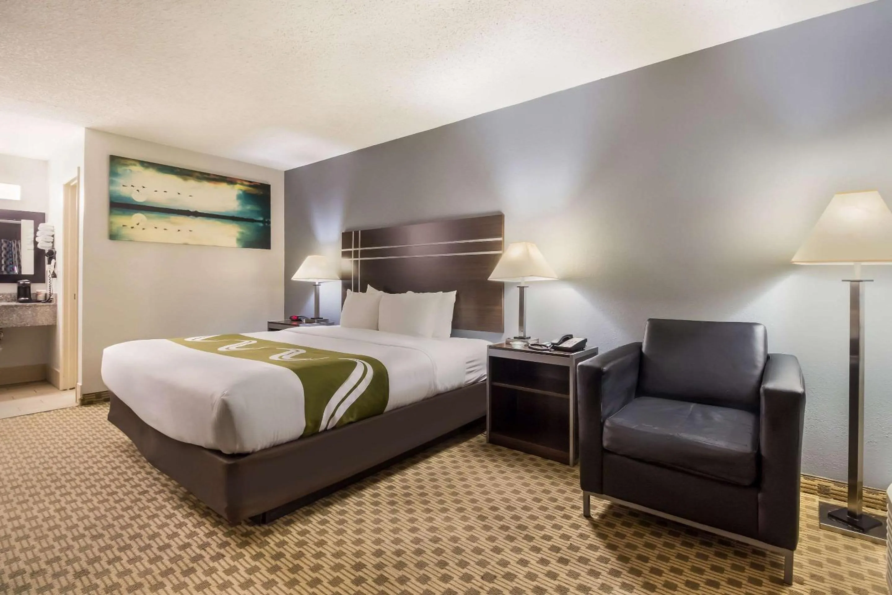 Bedroom, Bed in Quality Inn Madisonville