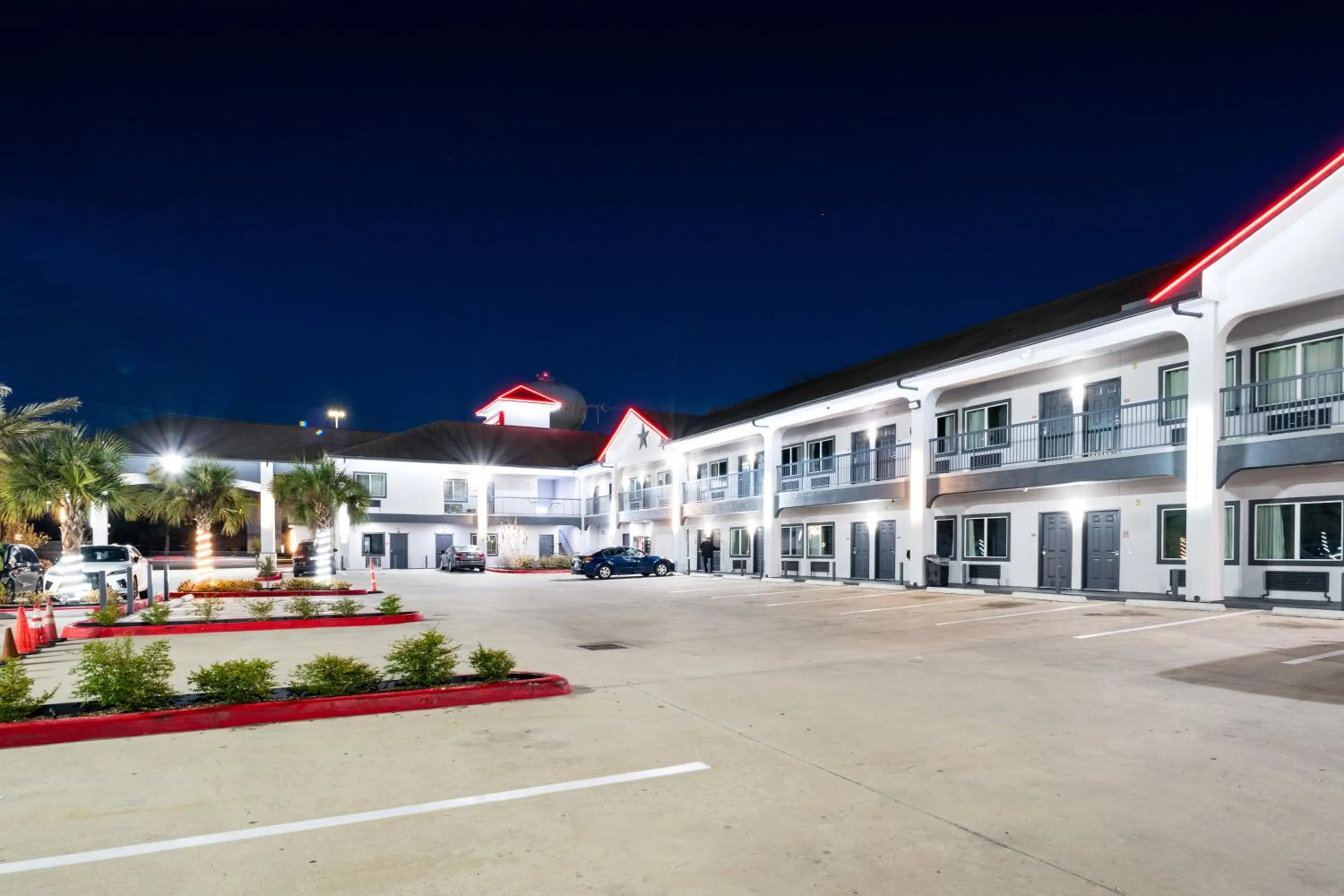 Property building in Moonlight Suites - Houston/George Bush Int'l Airport