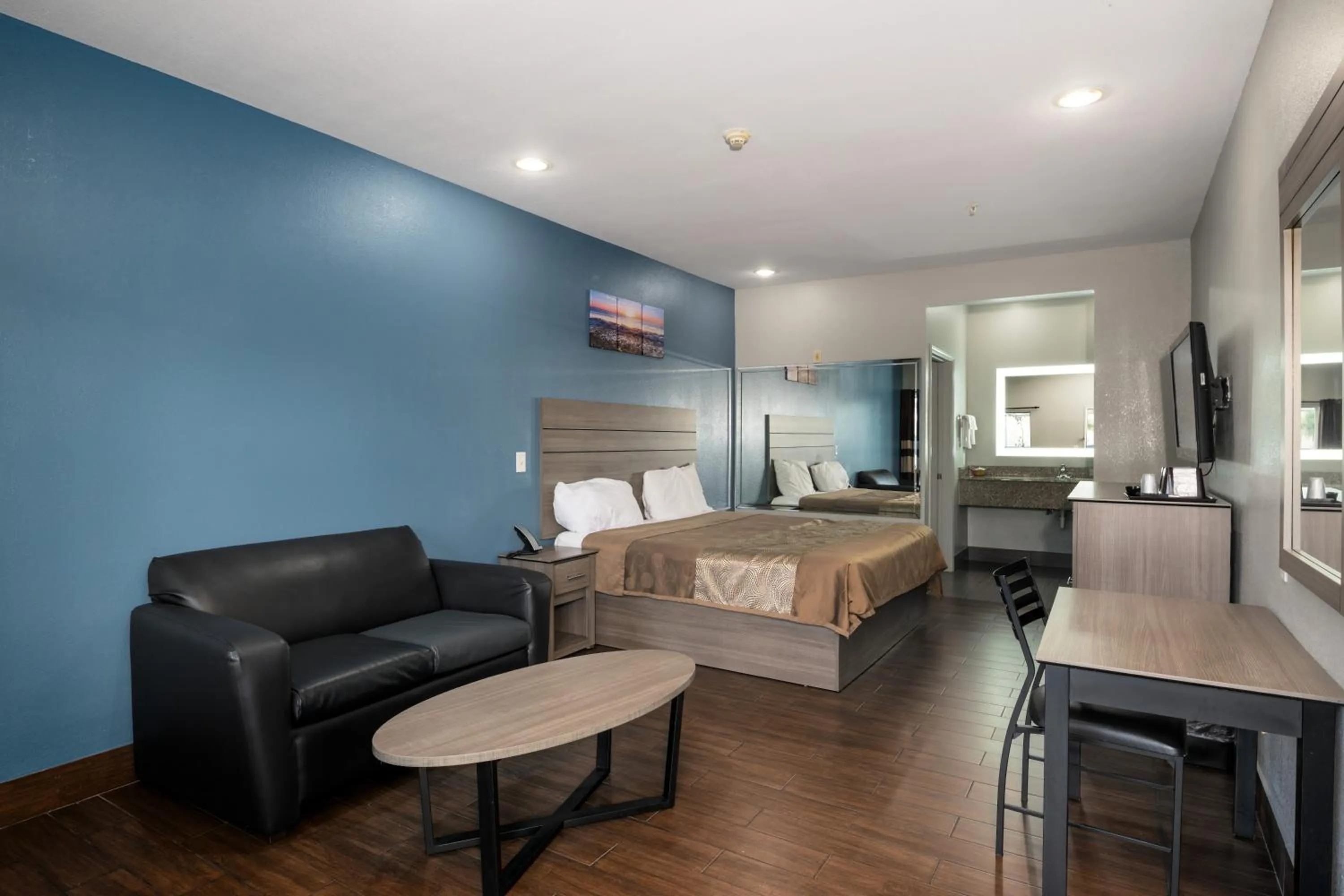 Bedroom, Bed in Moonlight Suites - Houston/George Bush Int'l Airport