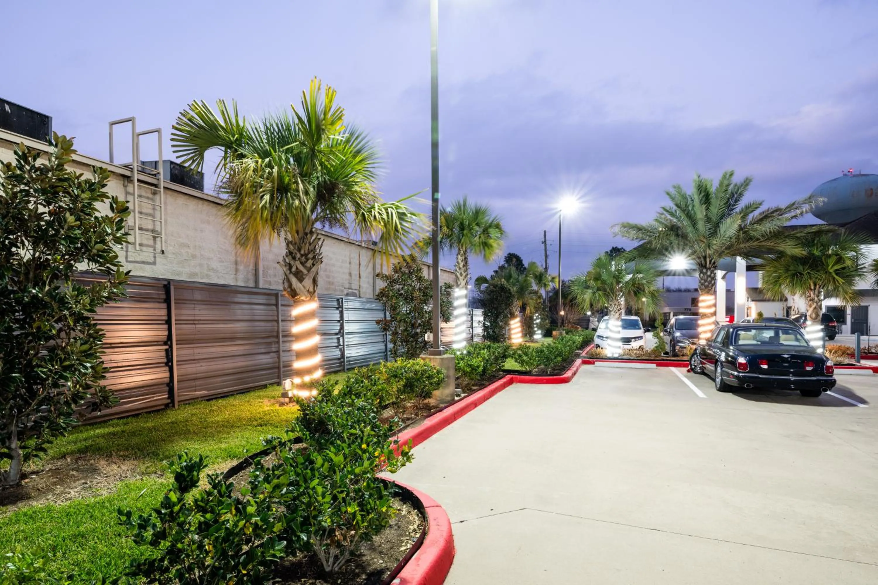 Property building in Moonlight Suites - Houston/George Bush Int'l Airport