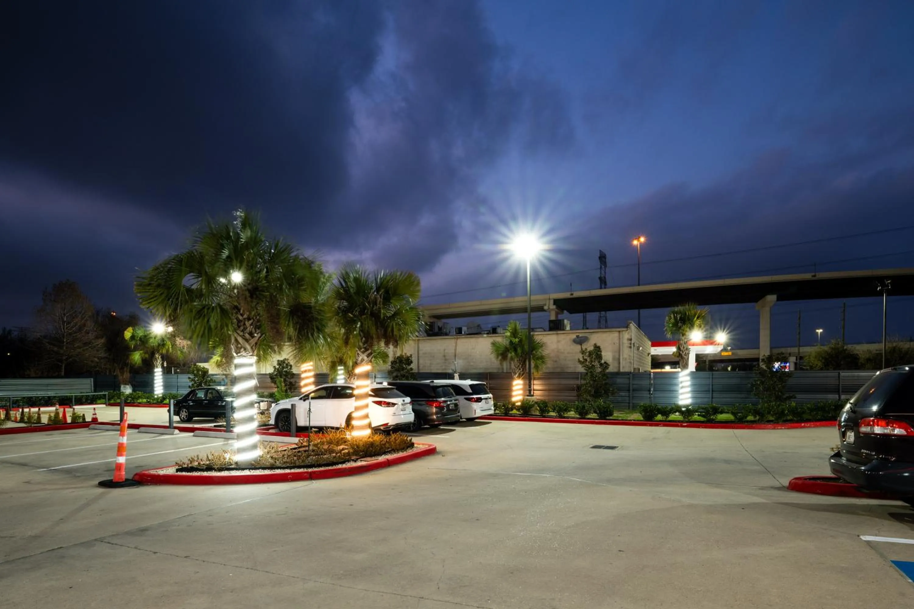 Property building in Moonlight Suites - Houston/George Bush Int'l Airport
