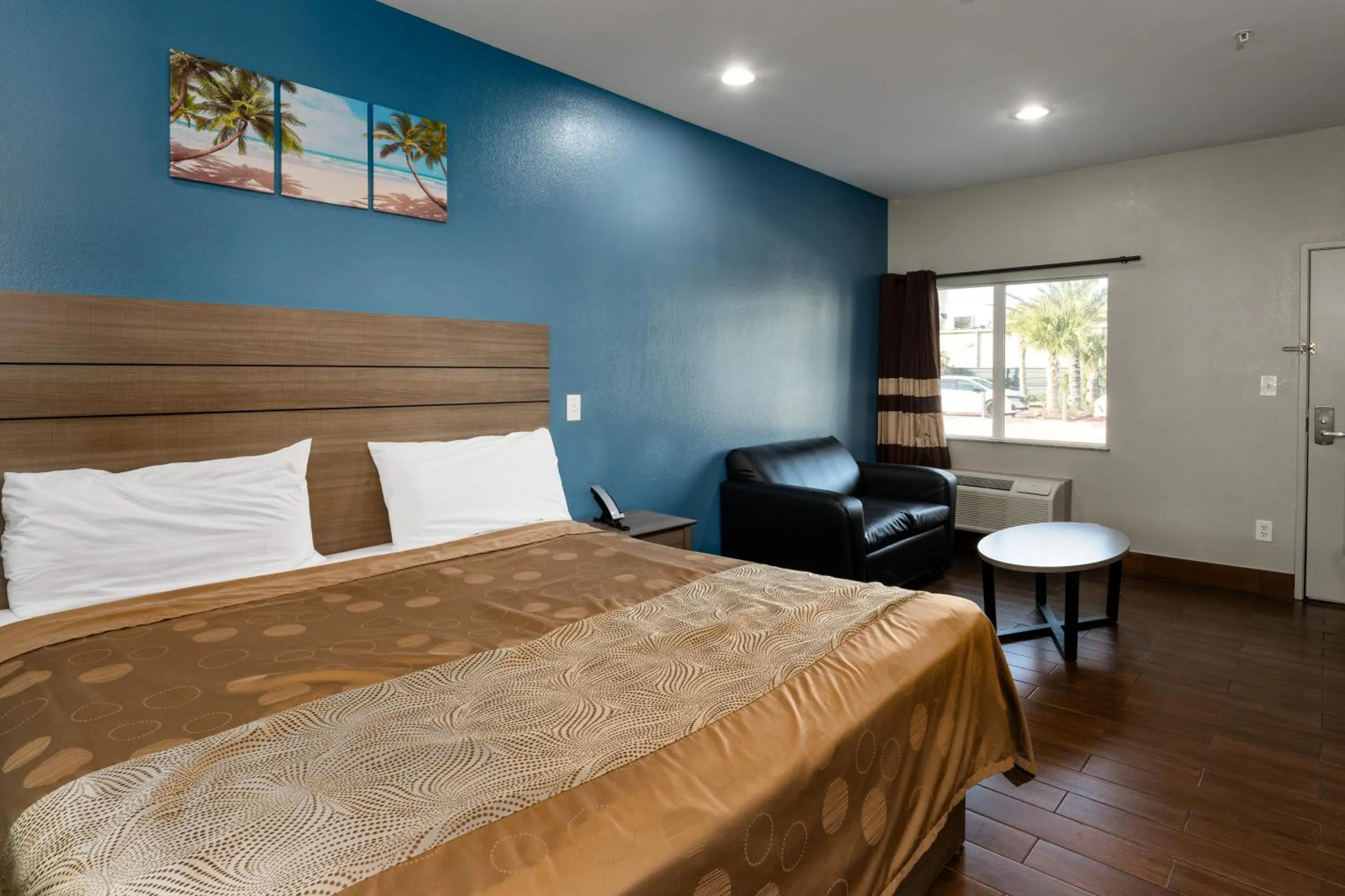 Bedroom, Bed in Moonlight Suites - Houston/George Bush Int'l Airport