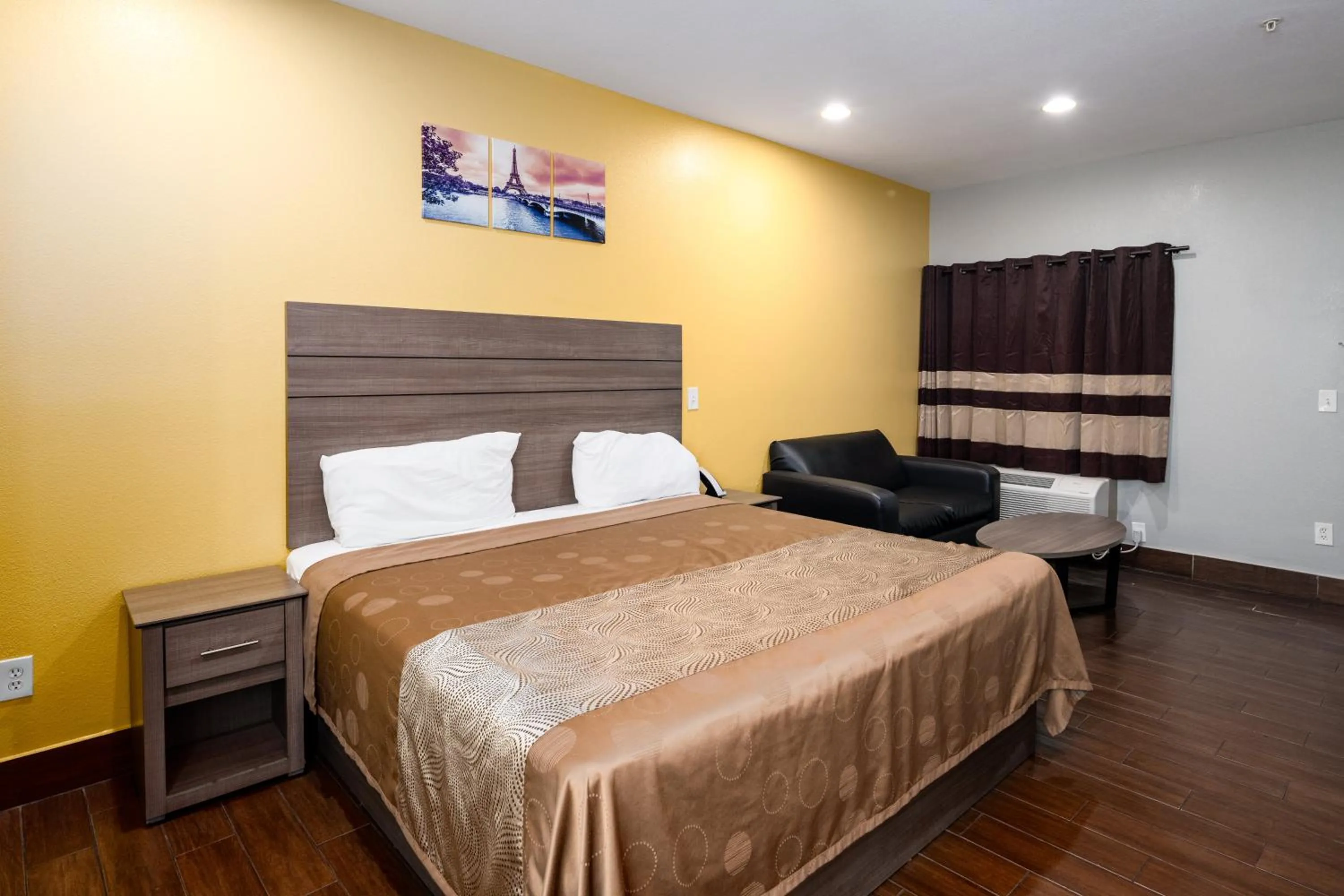 Bedroom, Bed in Moonlight Suites - Houston/George Bush Int'l Airport