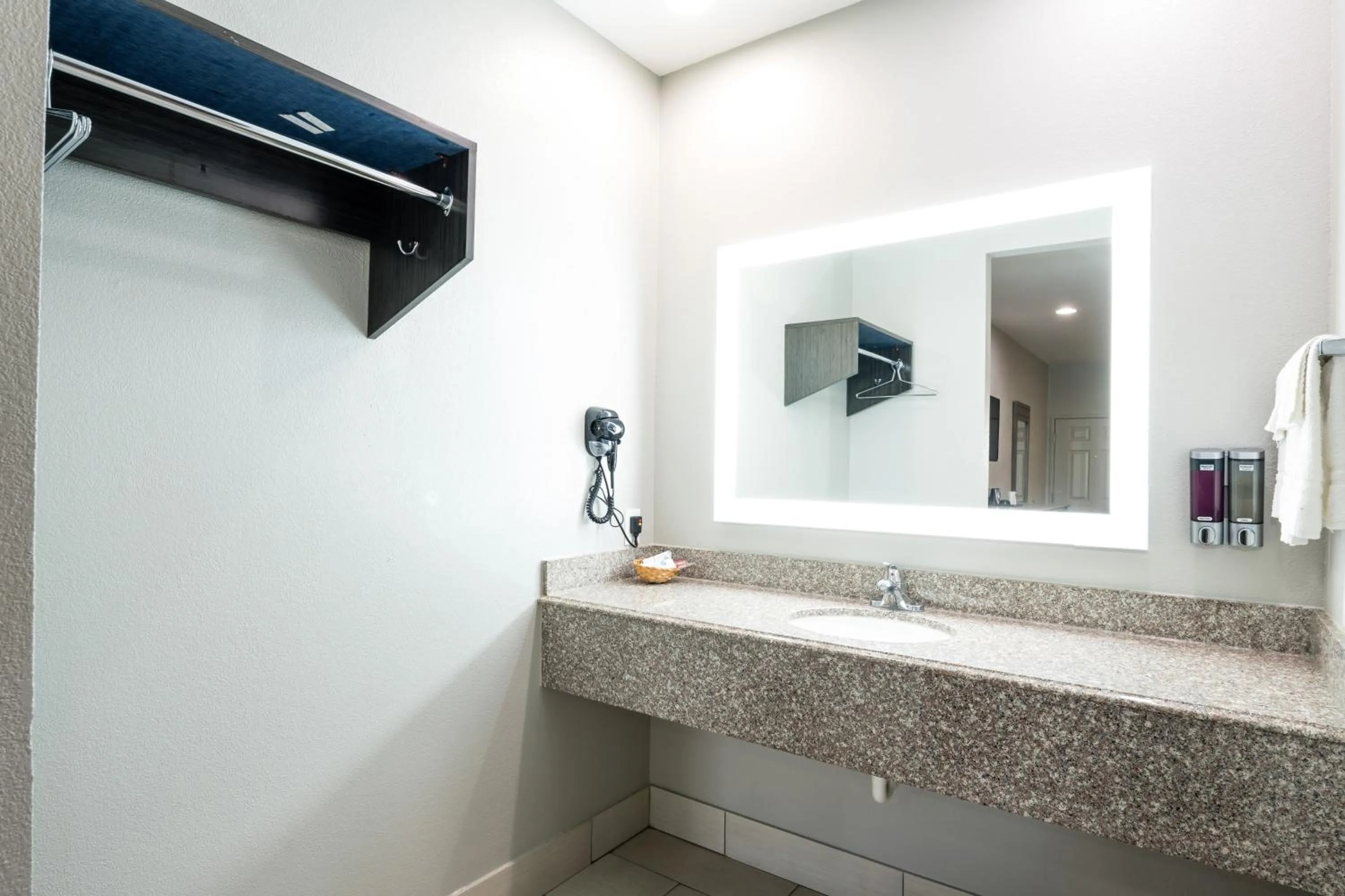 Bathroom in Moonlight Suites - Houston/George Bush Int'l Airport