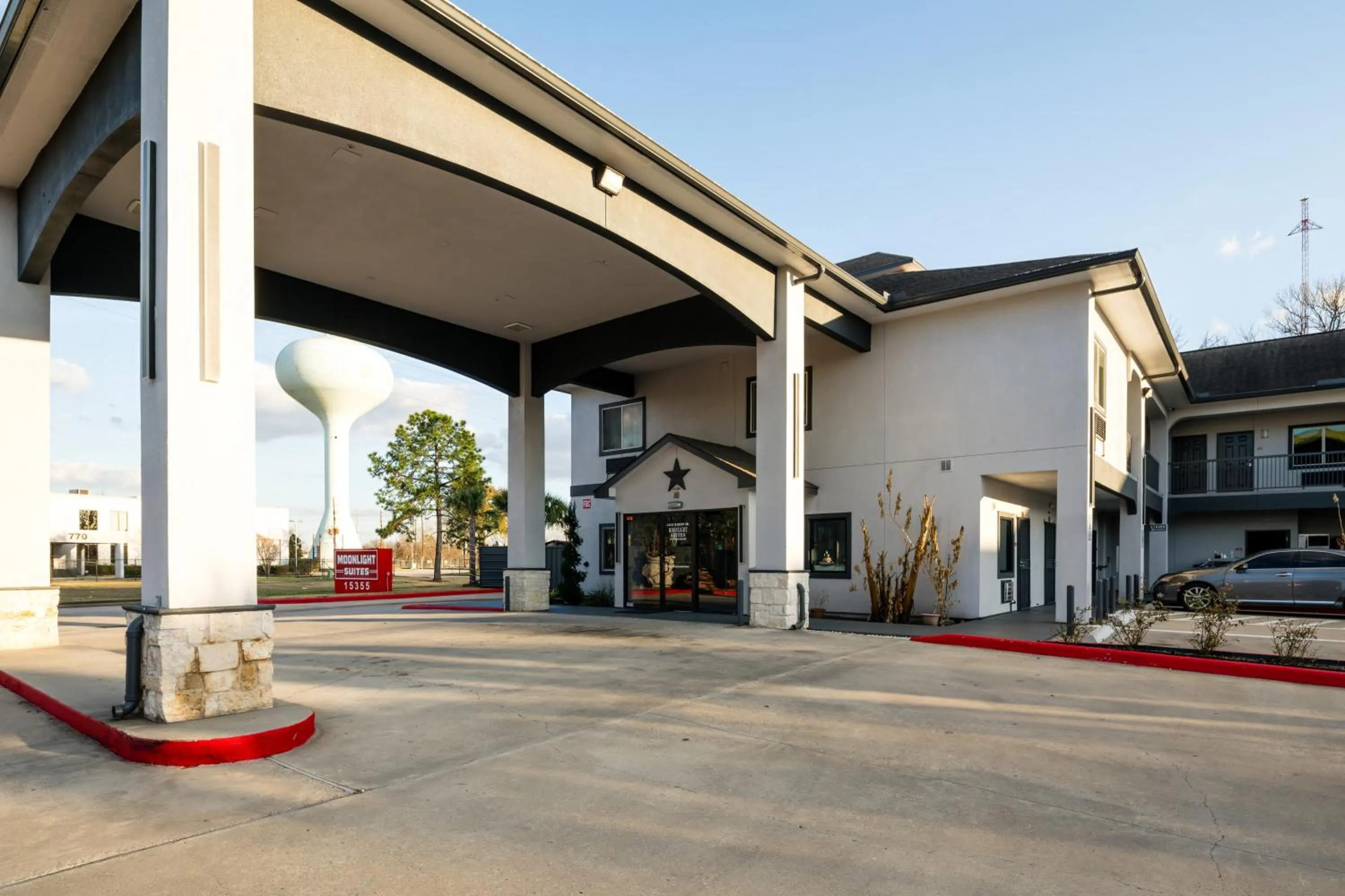 Property building in Moonlight Suites - Houston/George Bush Int'l Airport