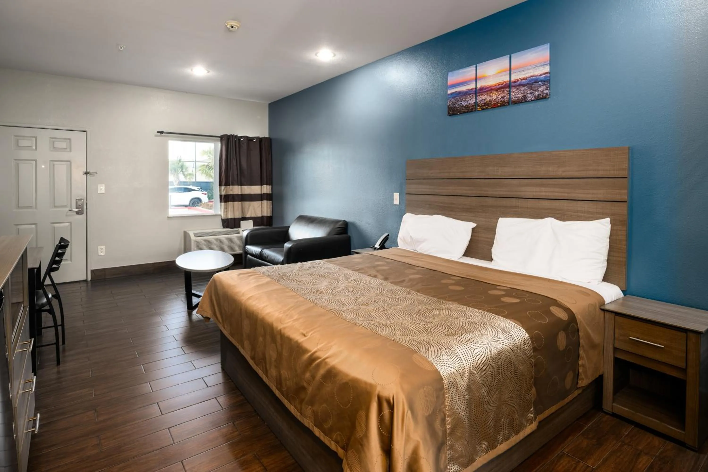 Bedroom, Bed in Moonlight Suites - Houston/George Bush Int'l Airport