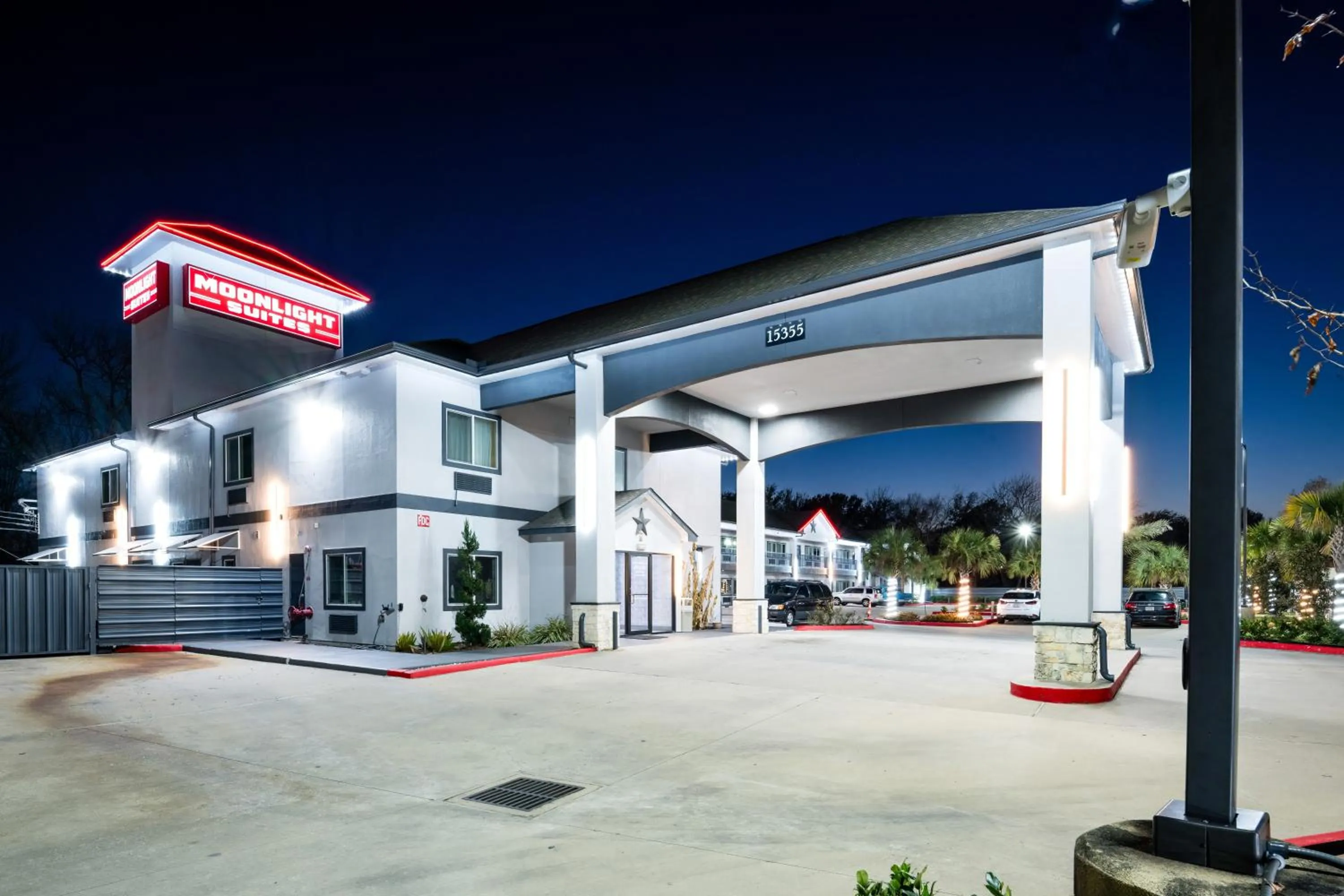 Property building in Moonlight Suites - Houston/George Bush Int'l Airport