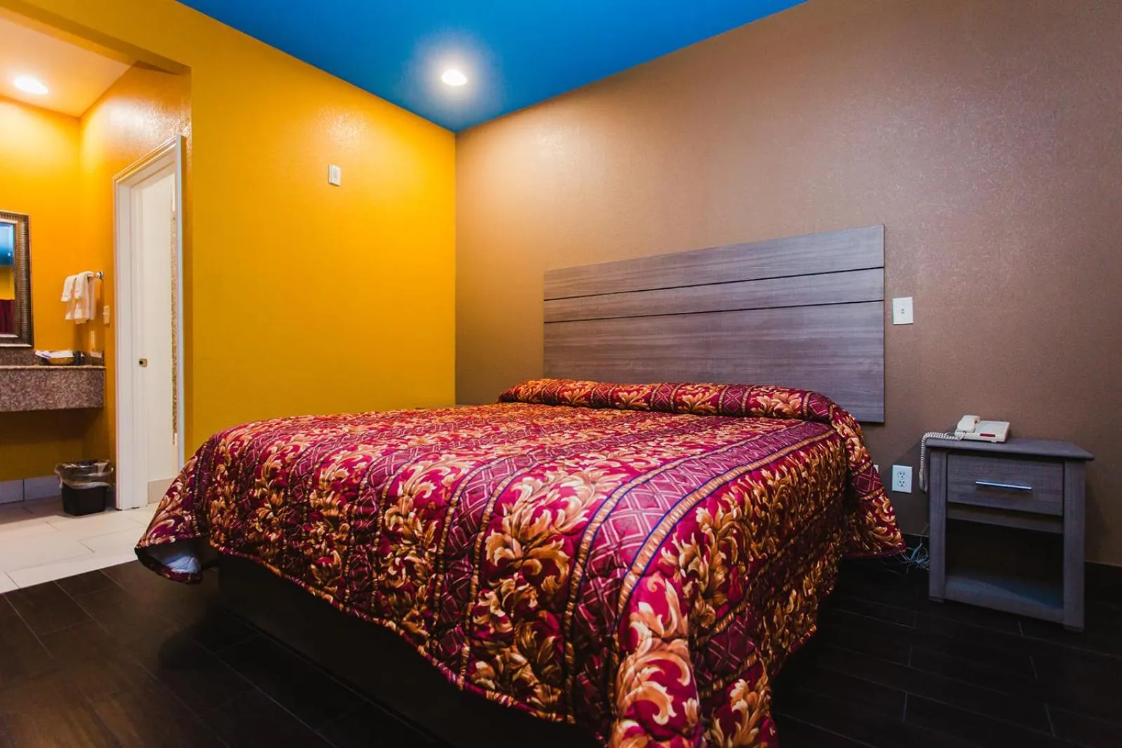 Bedroom, Bed in Moonlight Suites - Houston/George Bush Int'l Airport