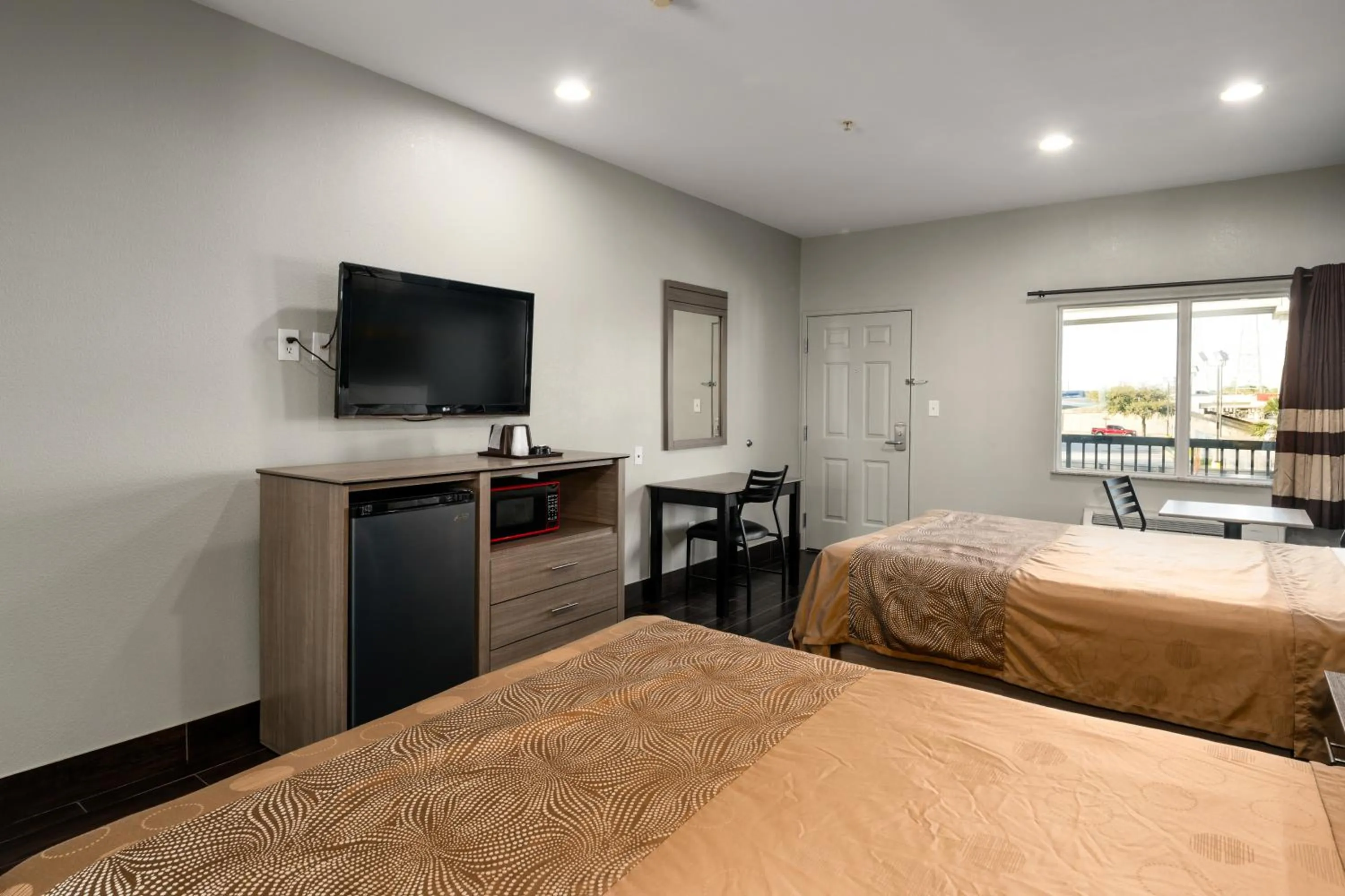 Bedroom, Bed in Moonlight Suites - Houston/George Bush Int'l Airport