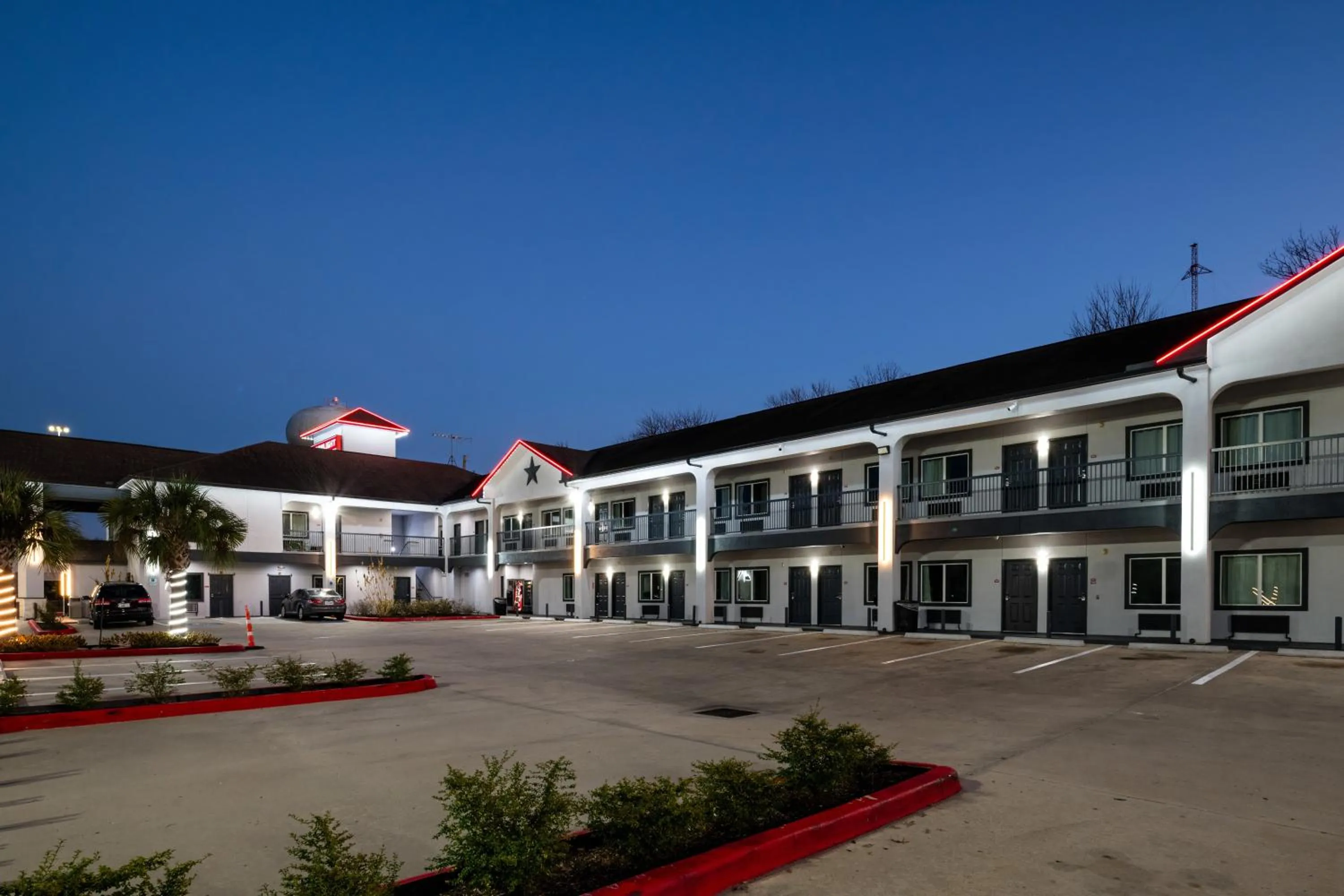 Property building in Moonlight Suites - Houston/George Bush Int'l Airport
