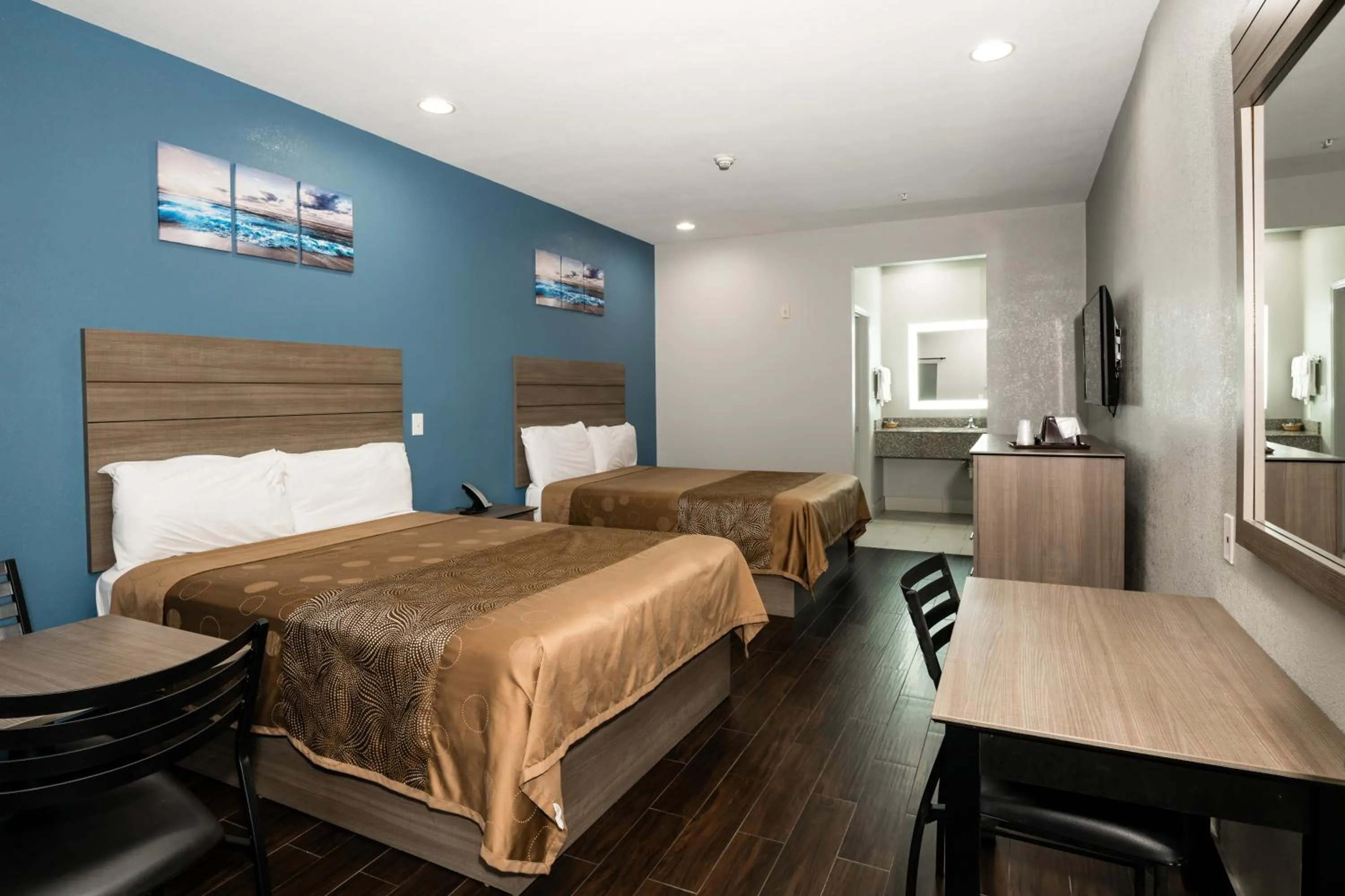 Bedroom, Bed in Moonlight Suites - Houston/George Bush Int'l Airport