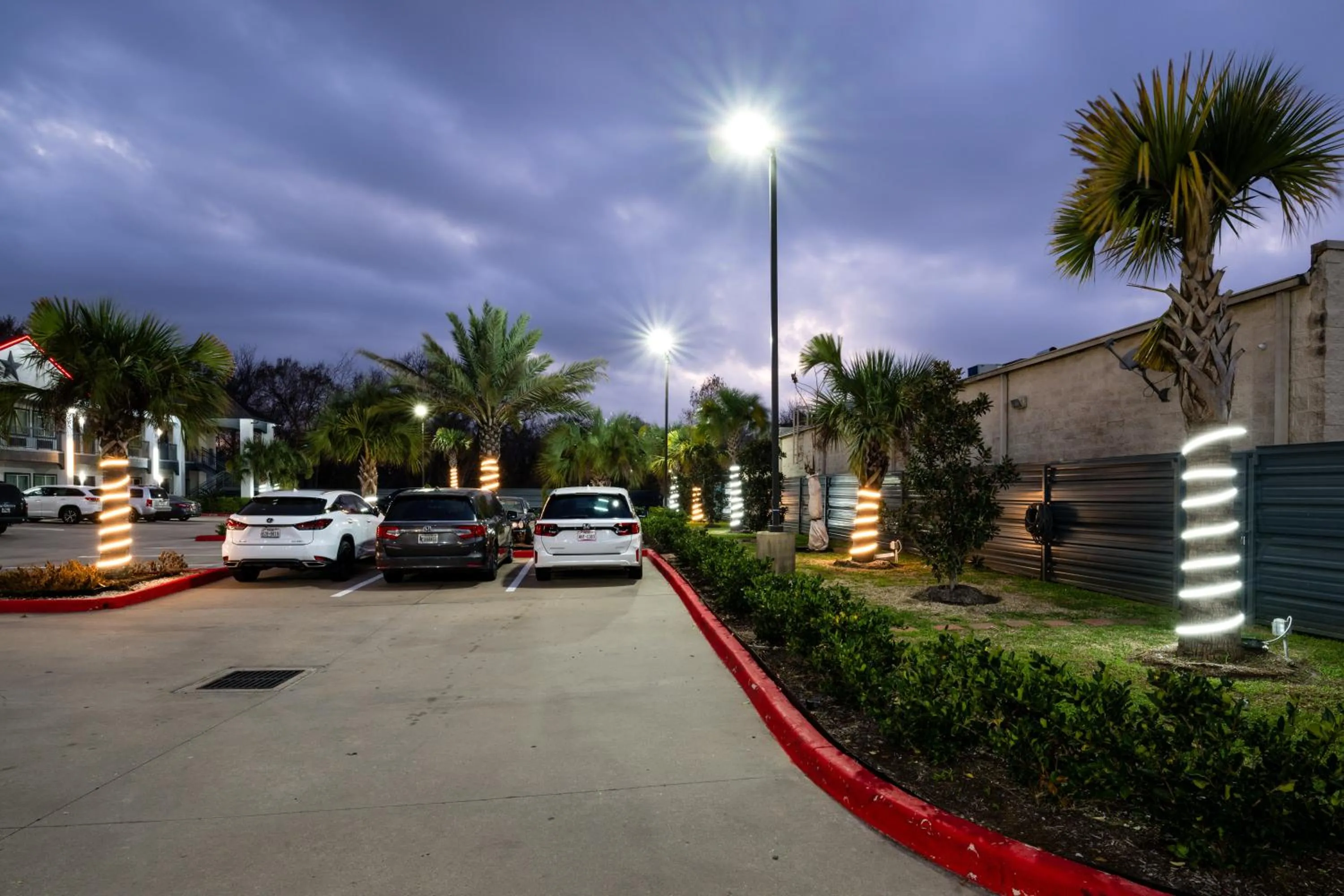 Property building in Moonlight Suites - Houston/George Bush Int'l Airport
