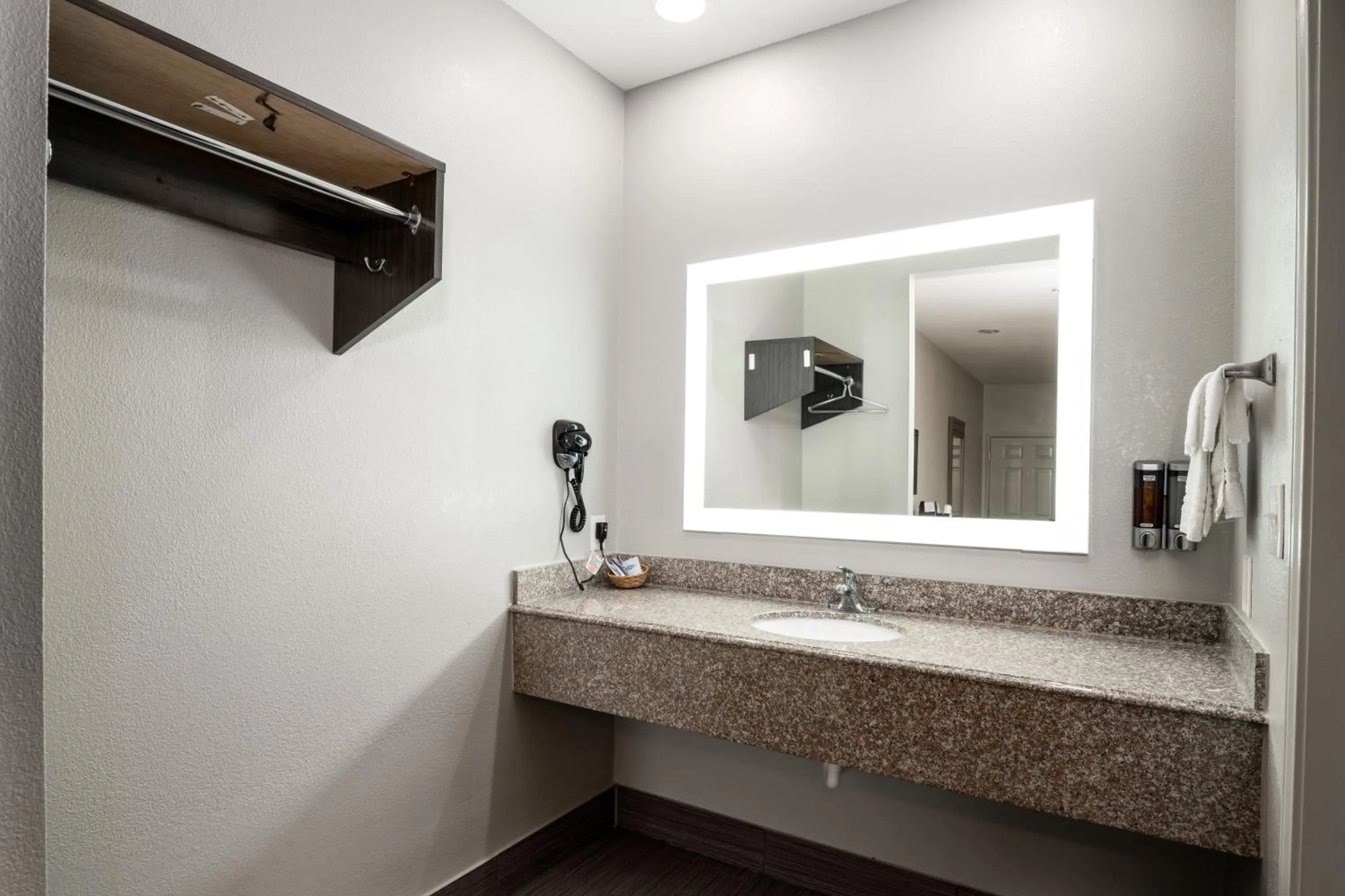 Bathroom in Moonlight Suites - Houston/George Bush Int'l Airport