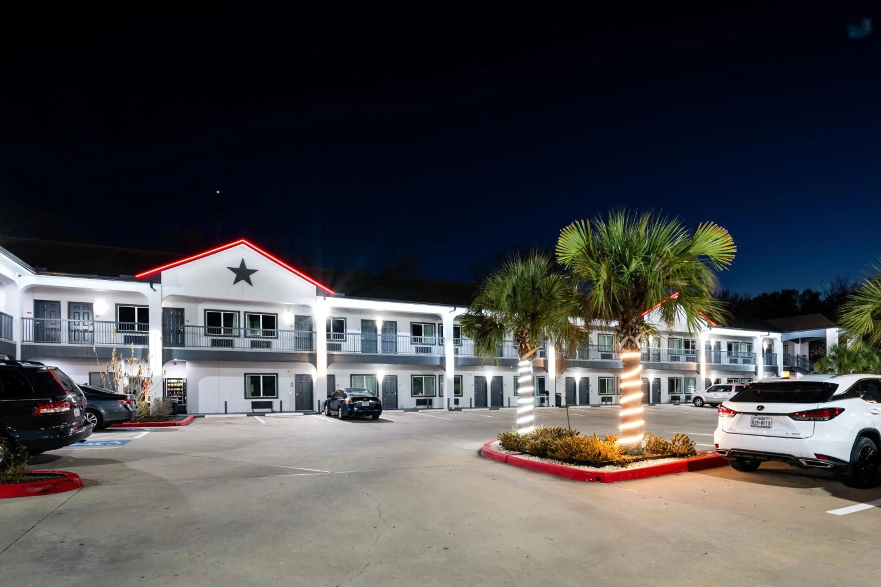 Property building in Moonlight Suites - Houston/George Bush Int'l Airport