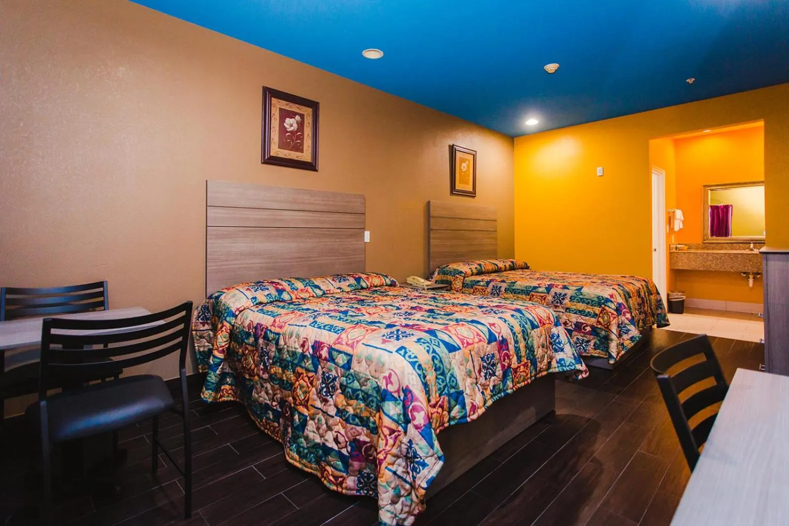 Bedroom, Bed in Moonlight Suites - Houston/George Bush Int'l Airport