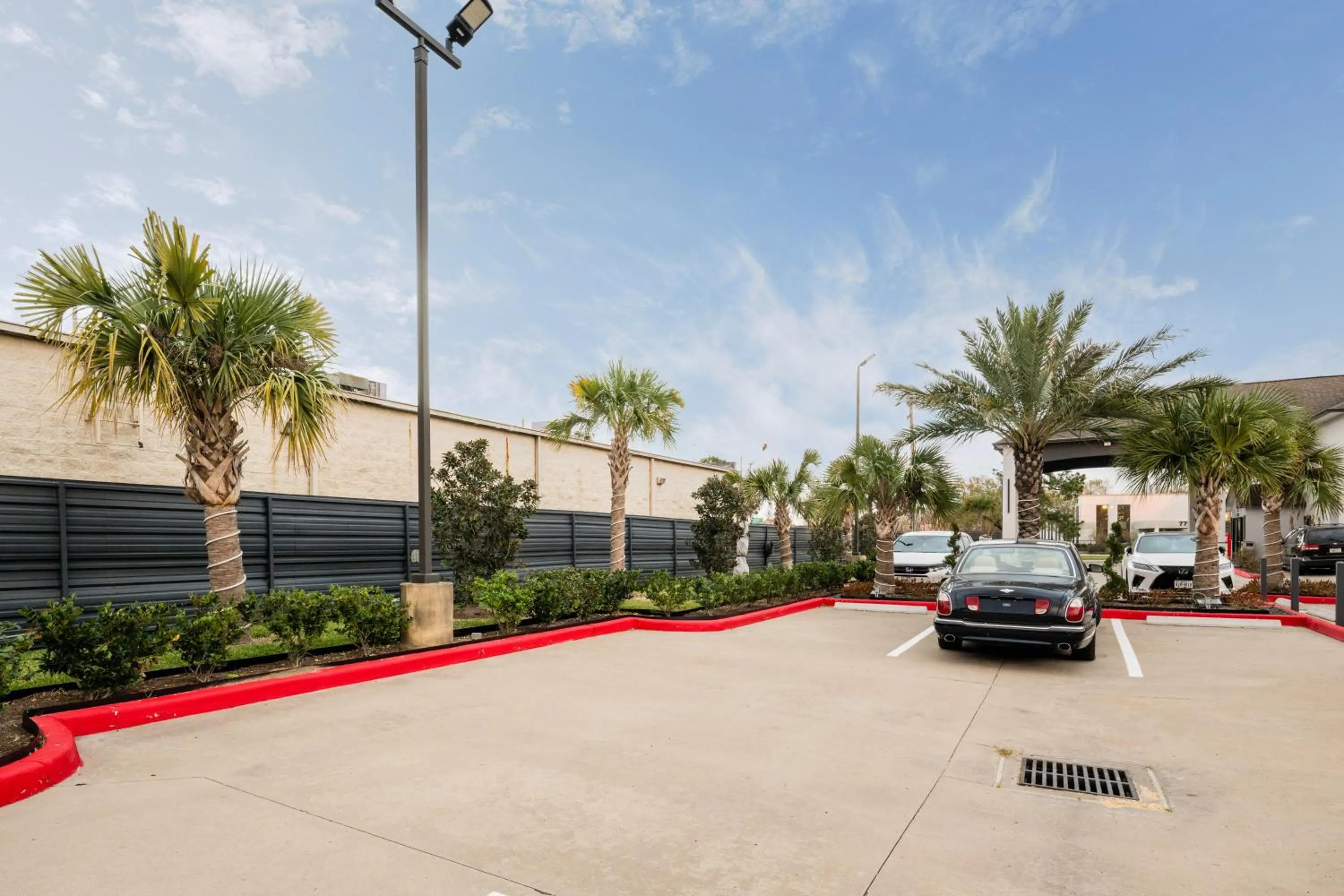 Property building in Moonlight Suites - Houston/George Bush Int'l Airport