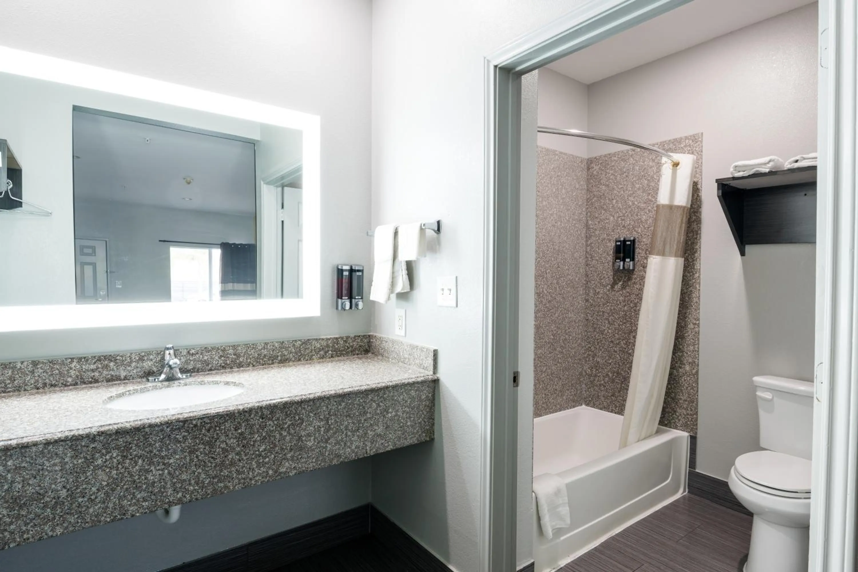 Bathroom in Moonlight Suites - Houston/George Bush Int'l Airport